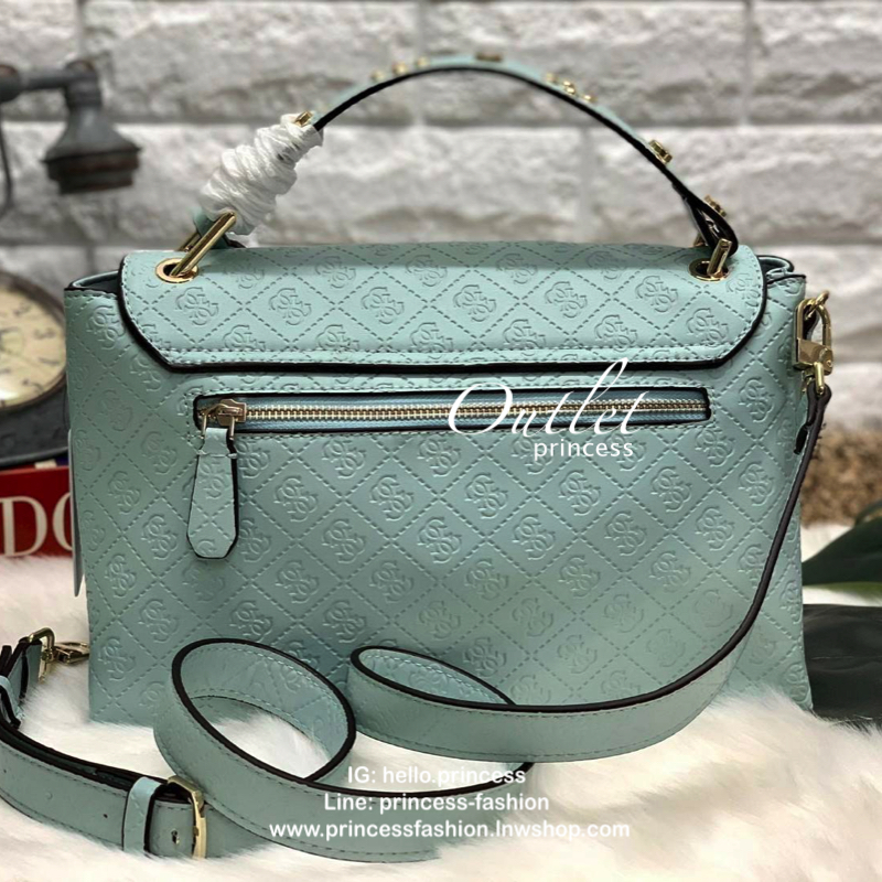 GUESS WOMENS LADIES COAST TO COAST BAG กระเป๋าถือ//สะพายข้าง ทรงสวย หรู วัสดุหนังปั้มลายแบรนด์ทั้งใบ หนังนิ่ม น้ำหนักเบาค่ะ ด้านหน้าห้อยพวงอะไหล่แบรนด์เพิ่มมาให้ เปิดปิดกระเป๋าแบบกระดุมแม่เหล็ก ภายในกว้างมากทีเดียว ใส่กระเป๋าสตางค์ใบยาว; ipad mini ได้ ของ