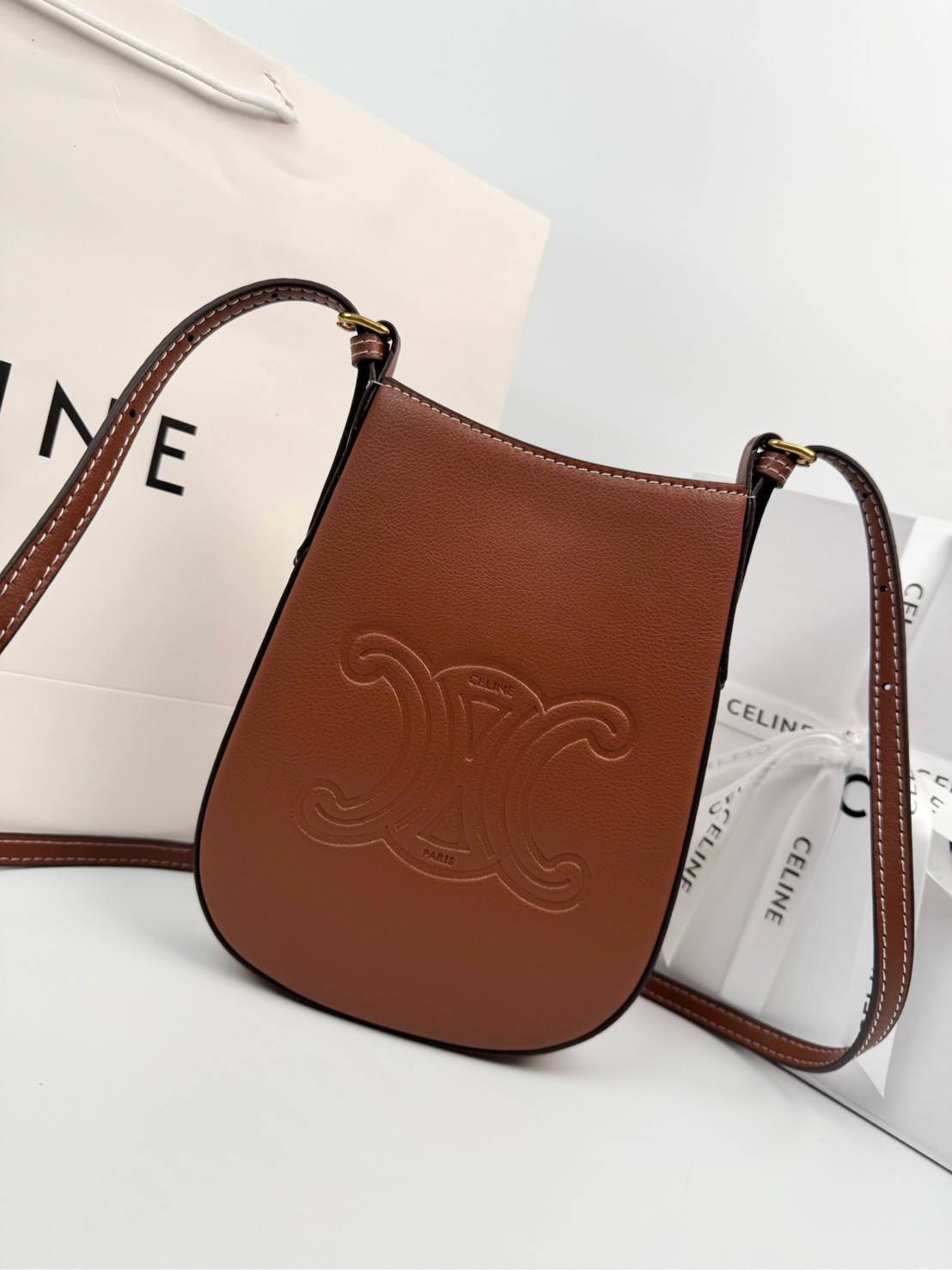 ORI หนังแท้ | CELINE PHONE POUCH HELOISE IN SUPPLE กระเป๋าใส่โทรศัพท์ เรียบหรู ด้วยลวดลาย Triompe ที่แสดงถึงความเป็นเอกลักษณ์ของแบรนด์