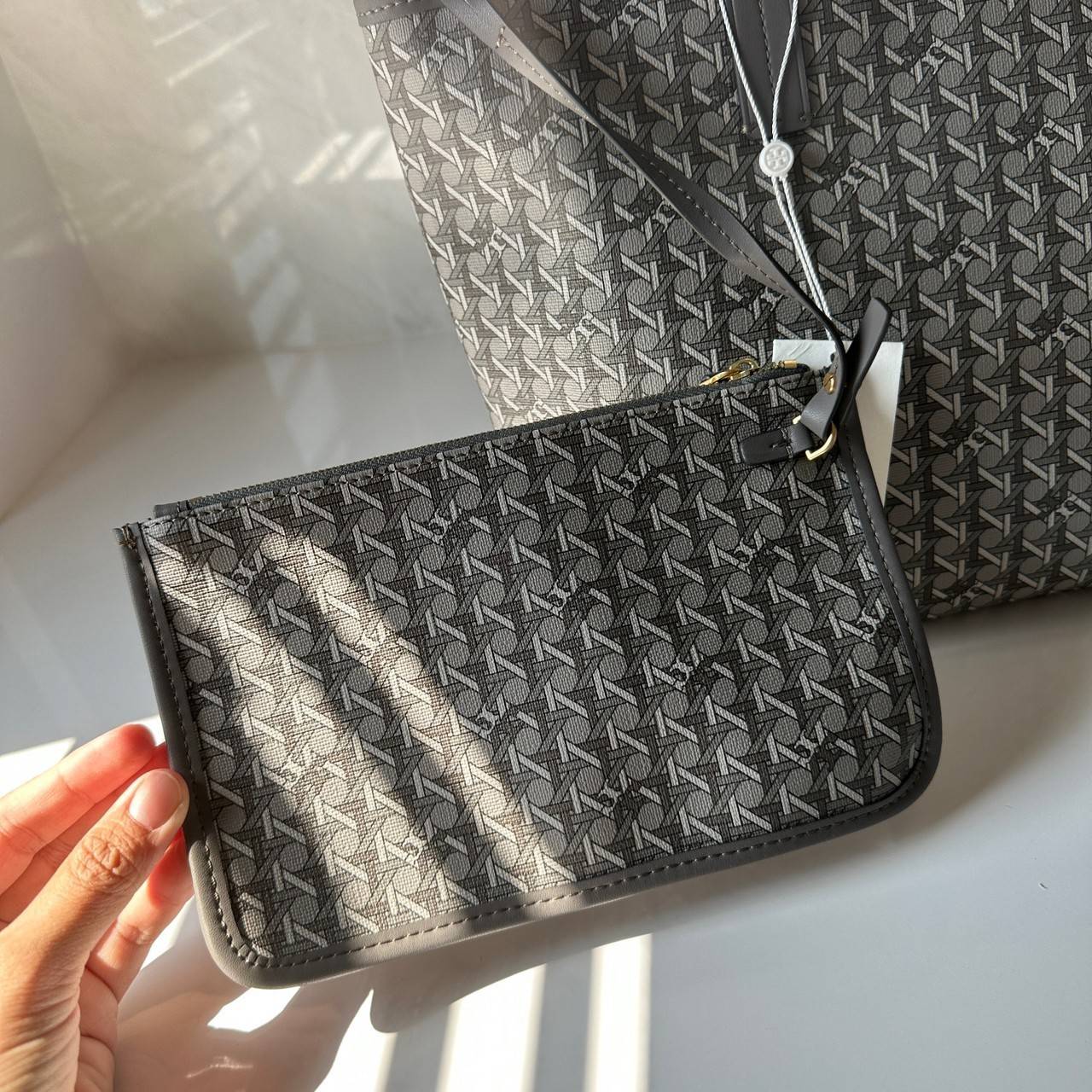 Tory Burch Ever Ready Zip Tote Small Coated Canvas / Tory Burch Geo Logo Tote กระเป๋าโท้ท พิมพ์ลายด้วยลวดลายสานตะกร้าอันเป็นเอกลักษณ์ของแบรนด์ ซึ่งได้แรงบันดาลใจจากความหลงใหลในงานจักสานของผู้ก่อตั้ง