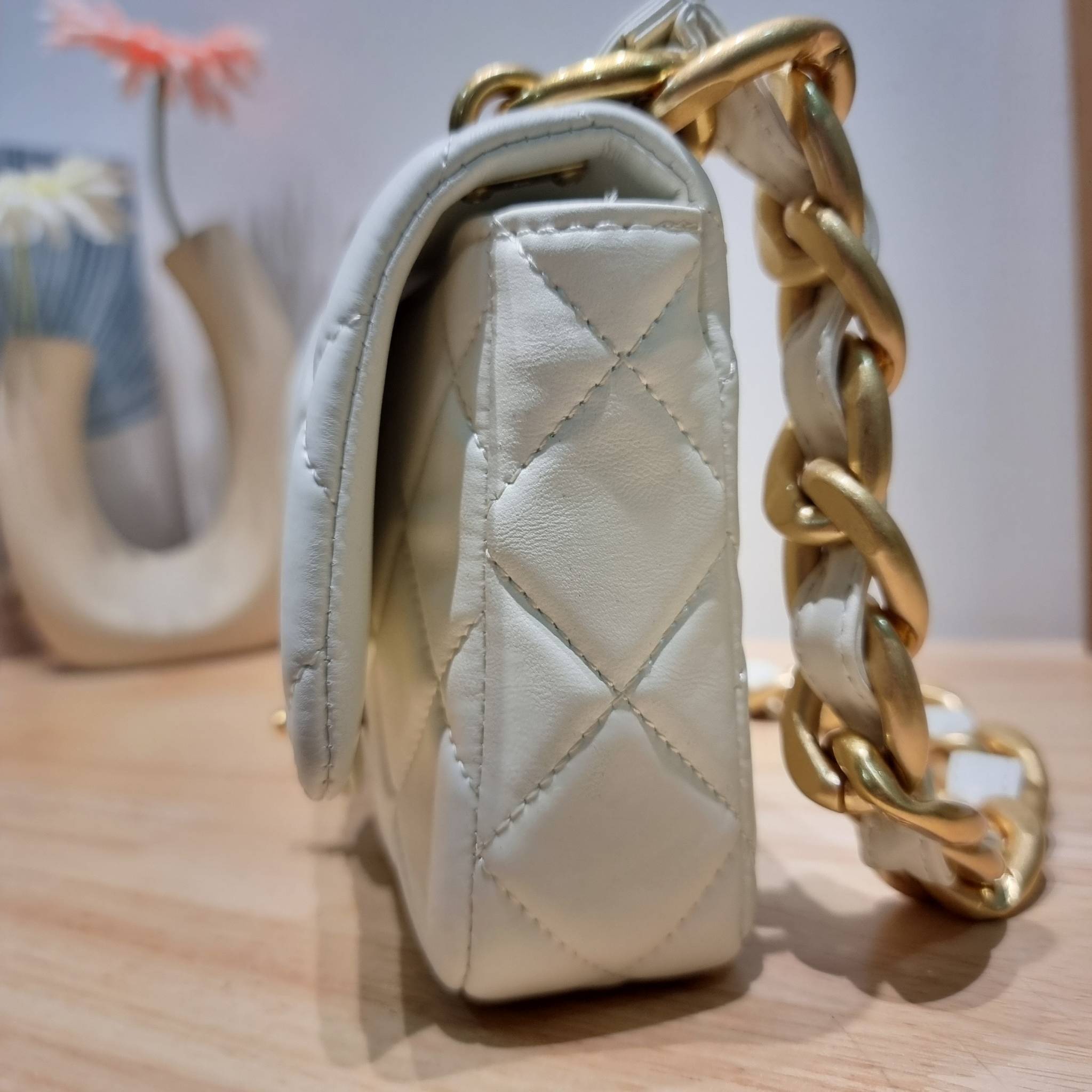 Chanel chunky chain bag สวยฟาดย้อนยุคความหรู ในราคาที่จับต้องได้ กับกระเป๋าสะพายไหล่ ไซส์กำลังสวย โดดเด่นด้วยสายสะพายโซ่สลับหนังเส้นใหญ่ ทนทาน ดูแพง