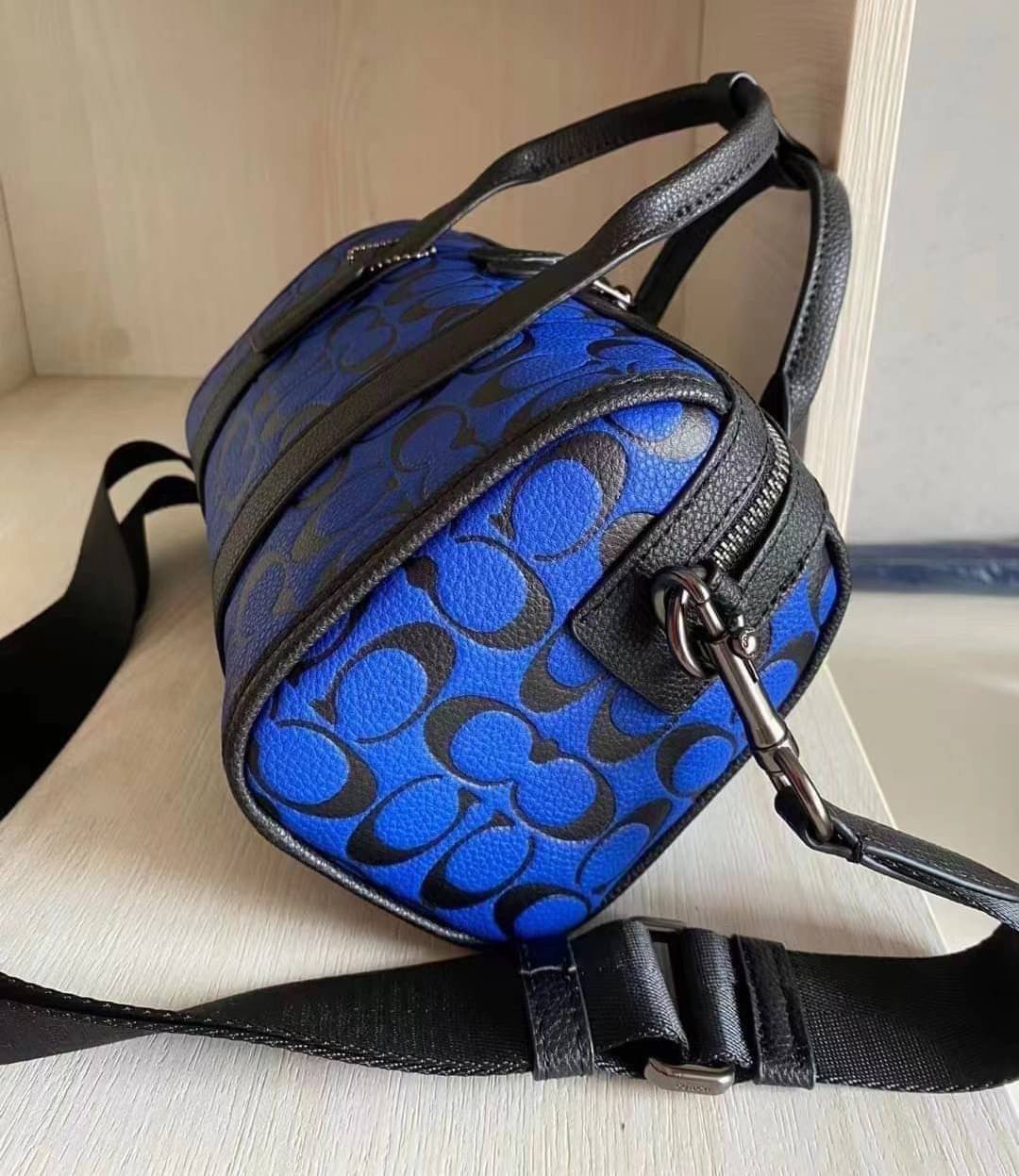 COACH GOTHAM DUFFLE / Coach Gotham 24 travelling bag handbag shoulder bag พร้อมส่ง กระเป๋าทรงหมอนรุ่นใหม่บ่าสุดปี 2022 รุ่นนี้สามารถใช้ได้ทั้งชาย//หญิง หนังแท้อย่างดี นิ่มทรงสวย มากๆค่ะ ภายในกระเป๋าสามารถใส่สัมภาระที่จำเป็นในชีวิตประจำวันได้ครบเลยค่ะ; มีช