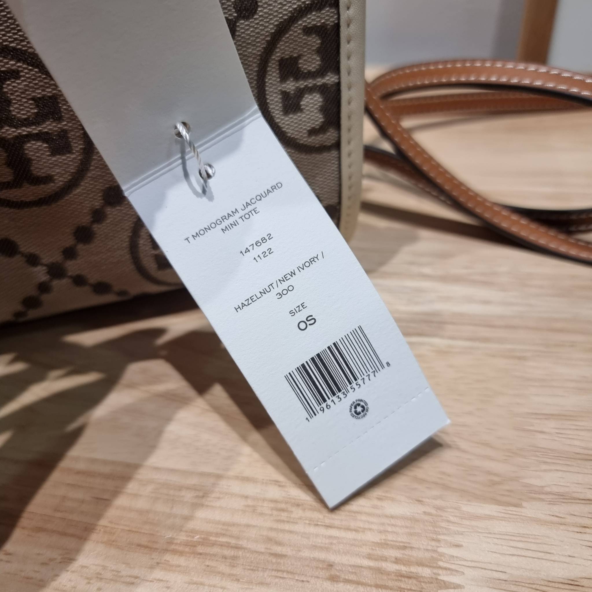 TORY BURCH MINI T MONOGRAM SQUARE TOTE รุ่นใหม่ล่าสุด คิ้วท์กว่าใคร! กับไอเท็มโมโนแกรมสุดฮิต กระเป๋าทรงโท้ทไซส์มินิ น่ารักน่าใช้มากๆ ให้คุณได้เพลิดเพลิน และคล่องตัวมากๆ