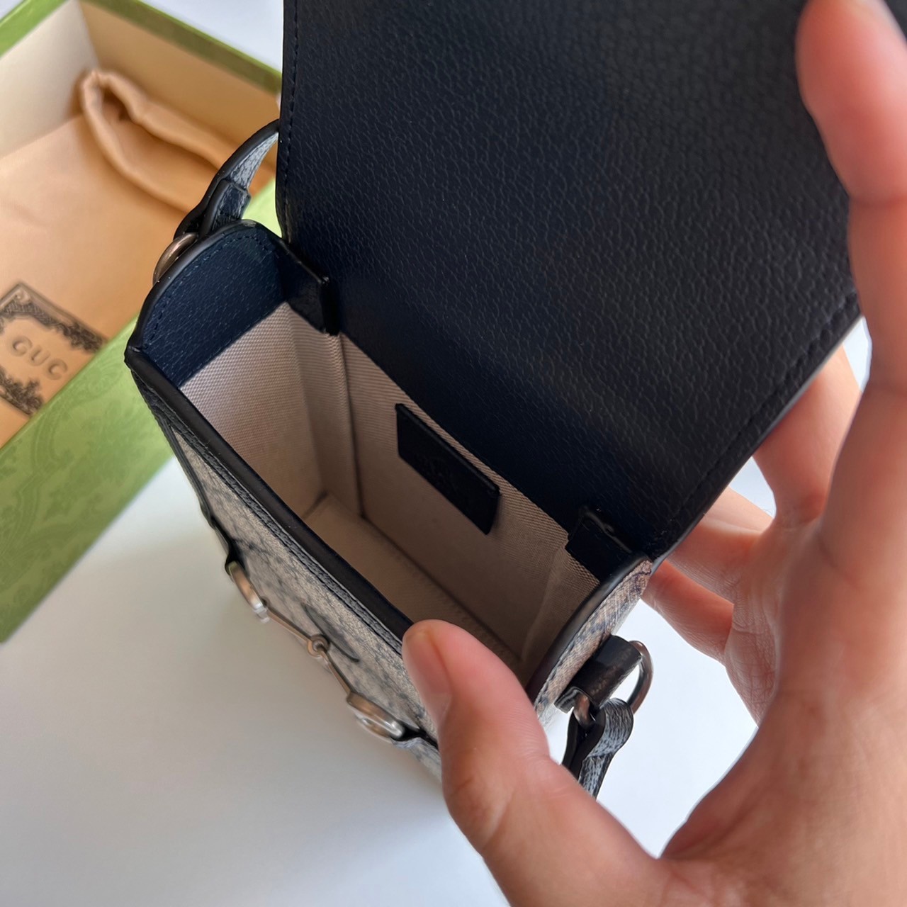 Gucci Horsebit 1955 mini bag / Gucci Phone Bag ออริจินอล รุ่นยอดฮิต ไซส์มินิ ที่ใครๆก็ต้องรู้จัก!! กับกระเป๋าขนาดมินิในรูปแบบผ้าแจ็คการ์ดสีขาวงาช้างและน้ำเงิน ได้รับแรงบันดาลใจมาจากดีไซน์ดั้งเดิม ซึ่งแอคเซสเซอรี่นี้โดดเด่นด้วยรายละเอียดดั้งเดิมที่ทันสมัยโ