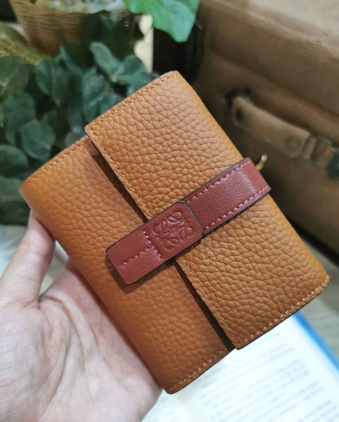 LOEWE SHORT WALLET VIP กระเป๋าสตางค์โลเอเว่ วัสดุหนังแท้เทคเจอร์สวยอยู่ทรงปั้มโลโก้แบรนด์ด้านหน้าเปิดปิดด้วยกระดุม ภายในมีทั้งช่องใส่รูป ช่องใส่ธนบัตร ใส่แบงก์พัน ช่องใส่บัตรหลายช่อง มีช่องซิปใส่เหรียญ พกพาสะดวกไอเท็มแนะนำสวยน่าใช้ พร้อมส่งที่ไทยสุดคุ้มห้