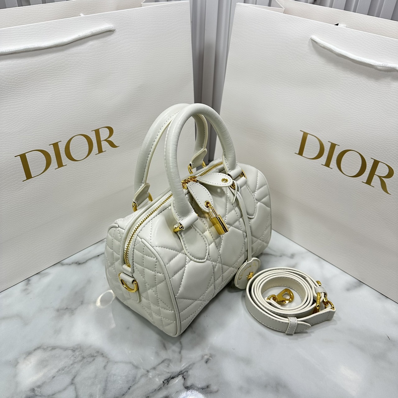 DIOR Groove 20 Bag / Dior Keepall Macrocannage Leather / Oblique Jacquard กระเป๋าสะพายทรงบอสตัน Keepall ทันสมัยและสง่างาม ใช้งานได้ทั้งแบบสะพายไหล่หรือสะพายแบบครอสบอดี้ เหมาะเป็นไอเทมคู่ใจในชีวิตประจำวัน เกรดออริ 1:1