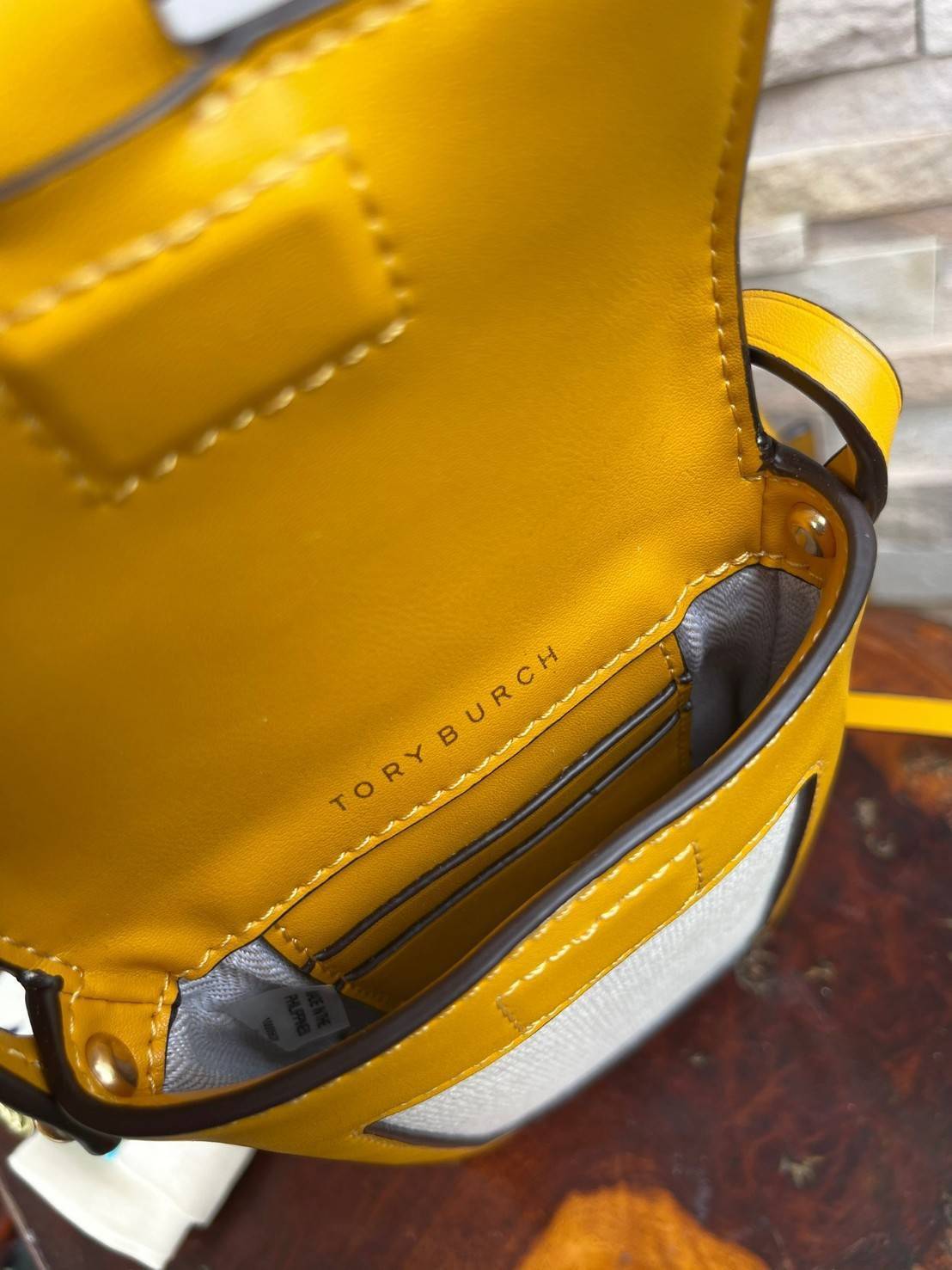 ของแท้ 💯% Tory Burch Miller Leather & Canvas Crossbody Phone Case ขึ้นชื่อว่ากระเป๋าสำหรับใส่มือถือหรือของจุกจิกต่างๆ โดยให้เหมาะกับการใช้งานนั้นมีไม่มาก คอลเลคชั่นนี้ออกมาเพื่อเอาใจสาวๆโดยเฉพาะ สีสันสุภาพ