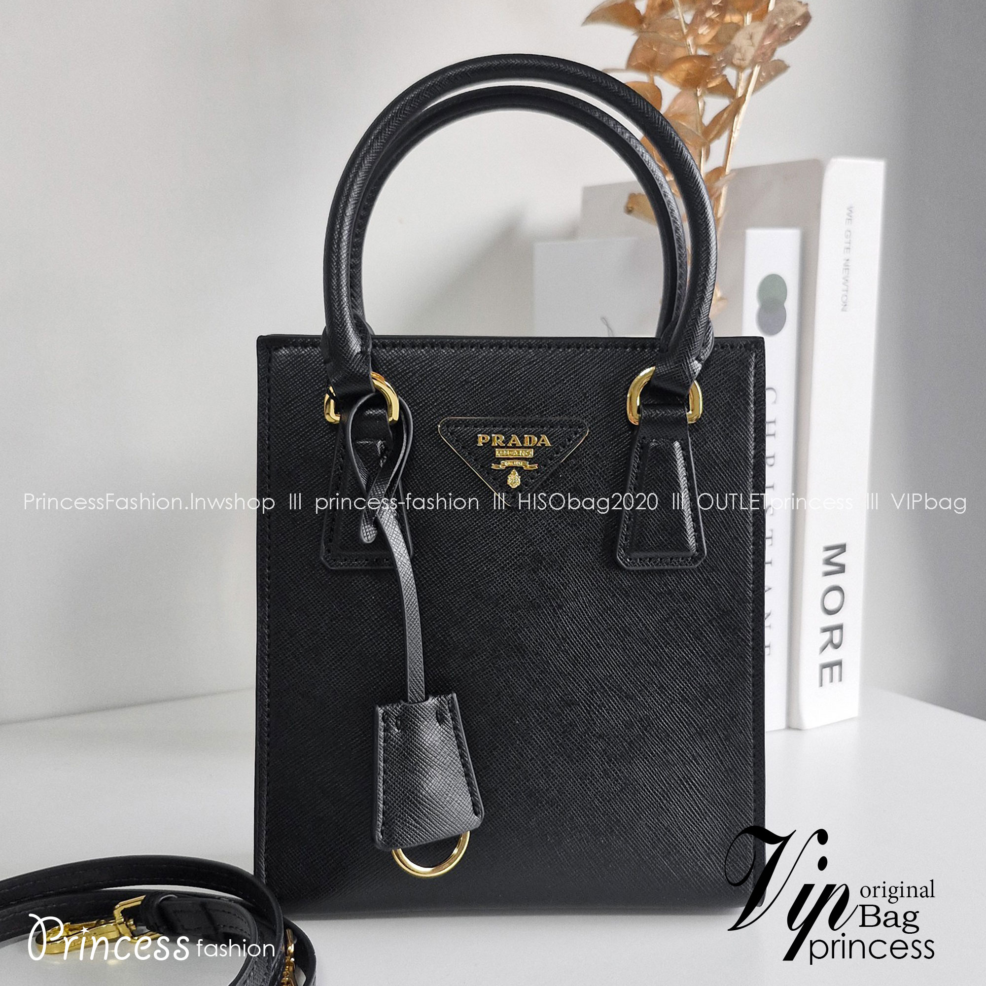 PRADA Saffiano 2WAY Logo Handbags รุ่นใหม่พร้อมส่ง กระเป๋าตั้งอยู่ทรงสวย กันน้ำ ด้านหน้าประดับโลโก้แบรนด์ อะไหล่ทอง สวยหรูเว่อร์วัง