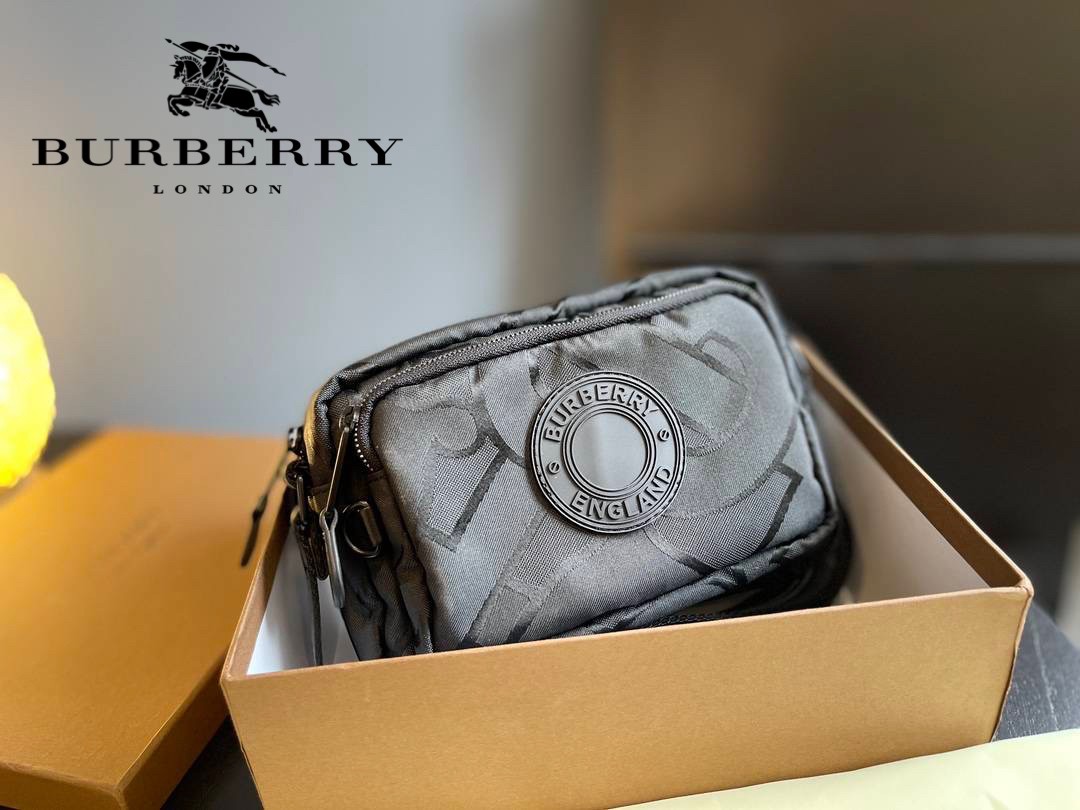 BURBERRY FRAGRANCES BELT BAG / Burberry Messenger nylon bag กระเป๋าสะพายข้างแบบ UNISEX ใช้ได้ทุกเพศ วัสดุไนลอน กันน้ำได้อย่างดี ลายสุดหรูตามแบบฉบับของแบรนด์