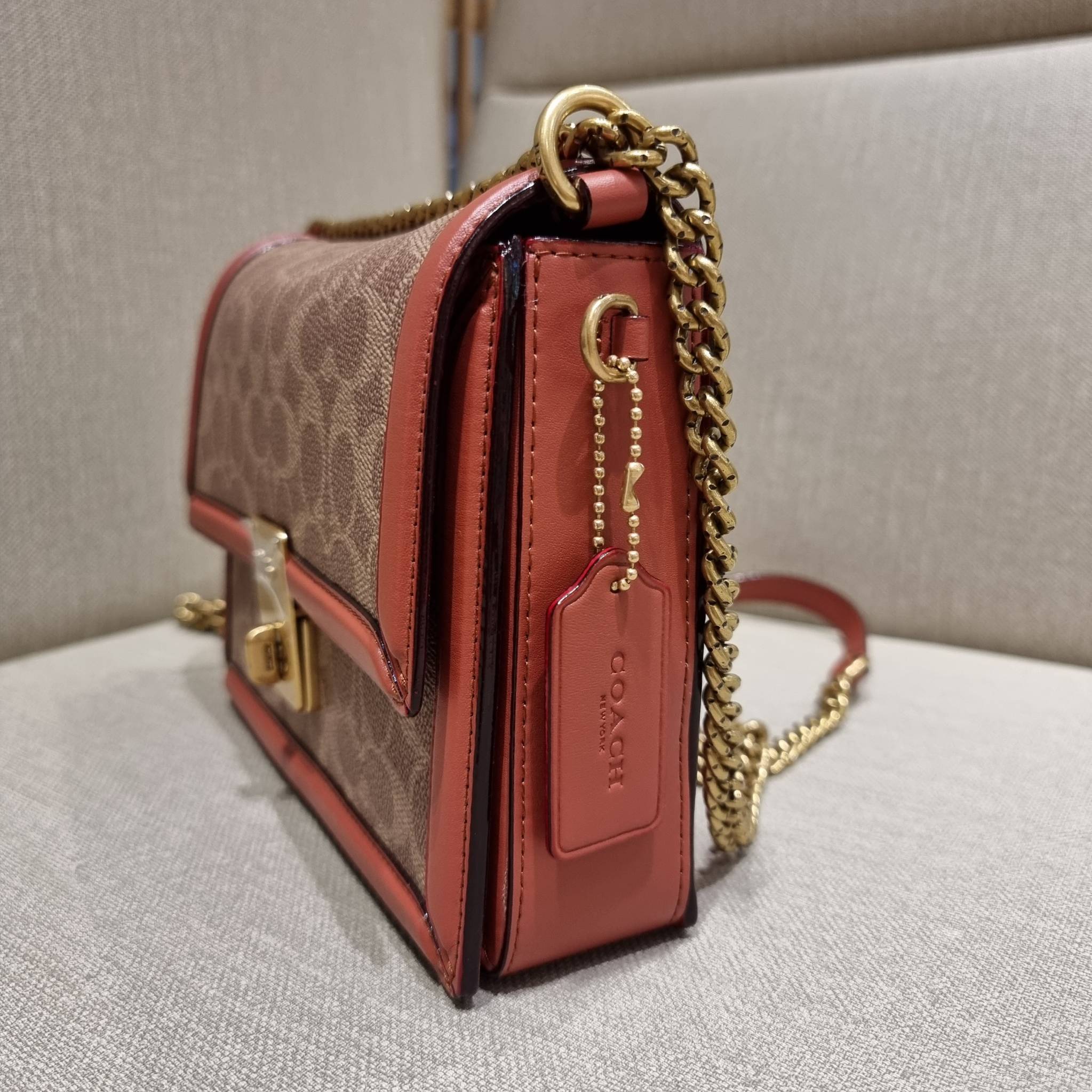 COACH 3492 HUTTON SHOULDER BAG IN SIGNATURE CANVAS sold out ไปกันทั่วหน้าในหลายประเทศ กับกระเป๋าสะพายที่สุดของความหรู ดีไซน์คลาสสิควินเทจ ลูกเล่นสีแทนสนิมตัดกับอะไหล่สีทองเหลืองดูย้อนยุคและหรูหรา วัสดุหนังแคนวาสสลับหนังแท้ สายสะพายโซ่สลับหนัง ปรับสะพายได้