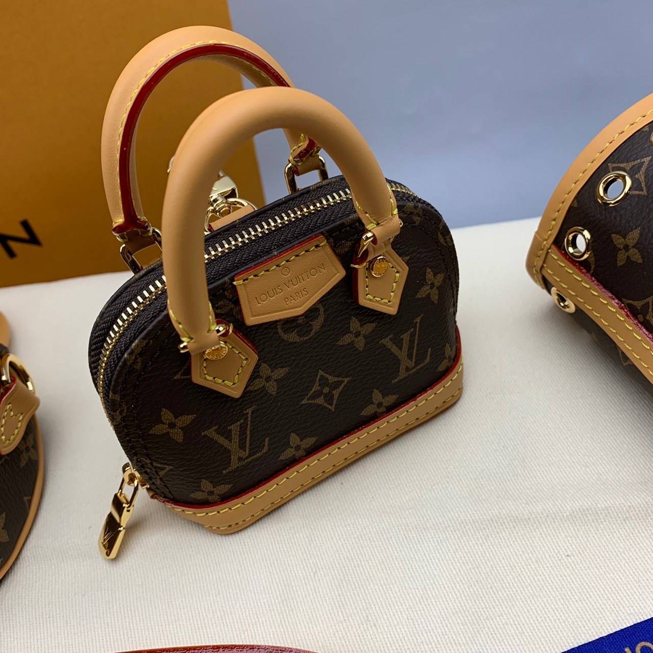 ORI 🥂 LV Trio Mini Icones Monogram Canvas เกรดสลับใช้แทนใบจริงได้ งานเกรดเทพออริจินอลสวยมาก ใช้ได้หลากหลายสไตล์ จะสะพายใบเดียว สองใบ หรือสามใบ หรือจะใช้เป็นพวงกุญแจที่คล้องมือหรือจะใช้เป็น Charm กระเป๋าก็ได้ คือคุ้มมากใน1 set ใหม่ล่าสุดเลยค่ะ น่าร