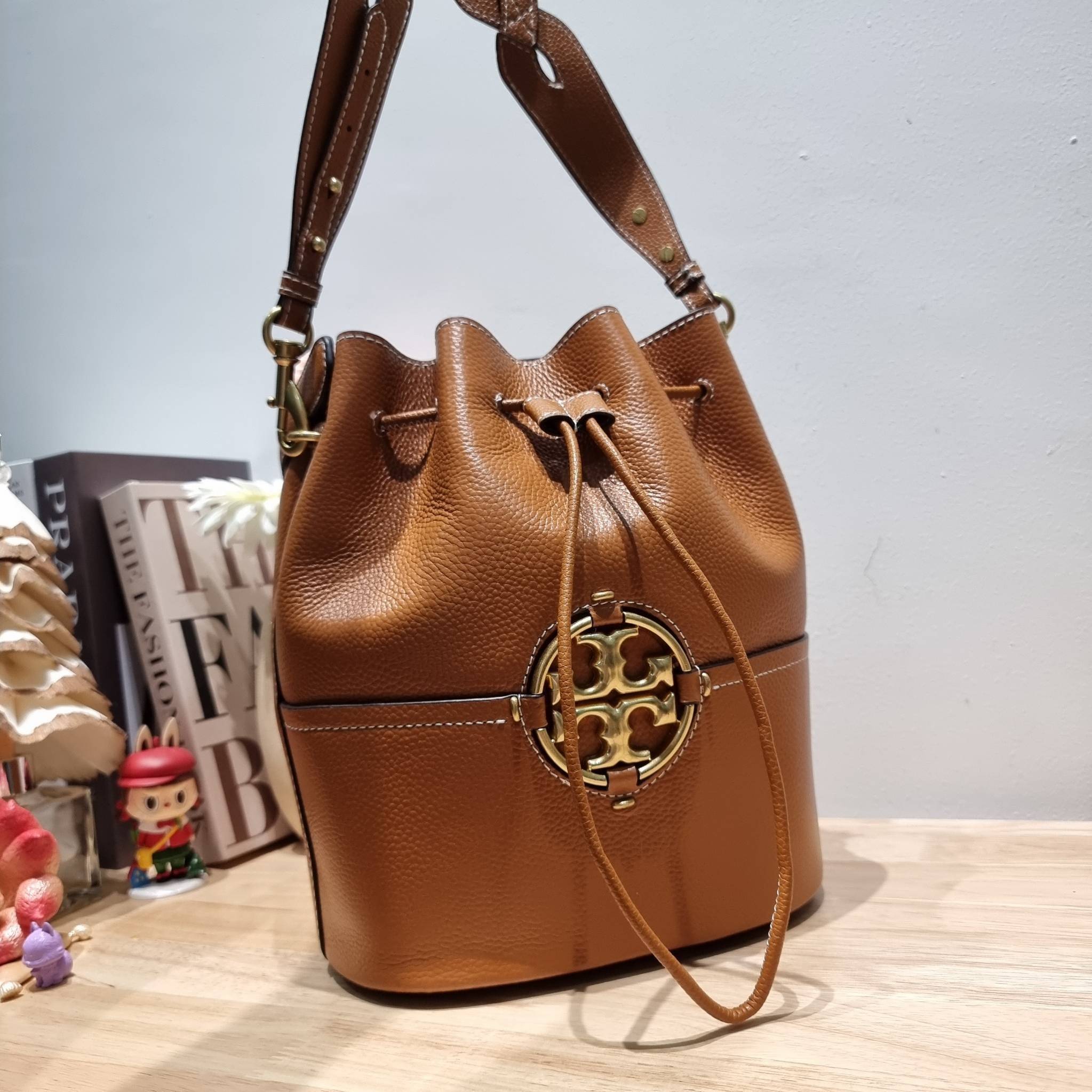 TORY BURCH MILLER BUCKET BAG / Tory Burch Bag รุ่นยอดนิยม สวยหรู ดูผู้ดี กับกระเป๋าสะพายบัคเก็ตใบใหญ่ โดดเด่นด้วยโลโก้สีทอง รูปทรงคลาสสิค