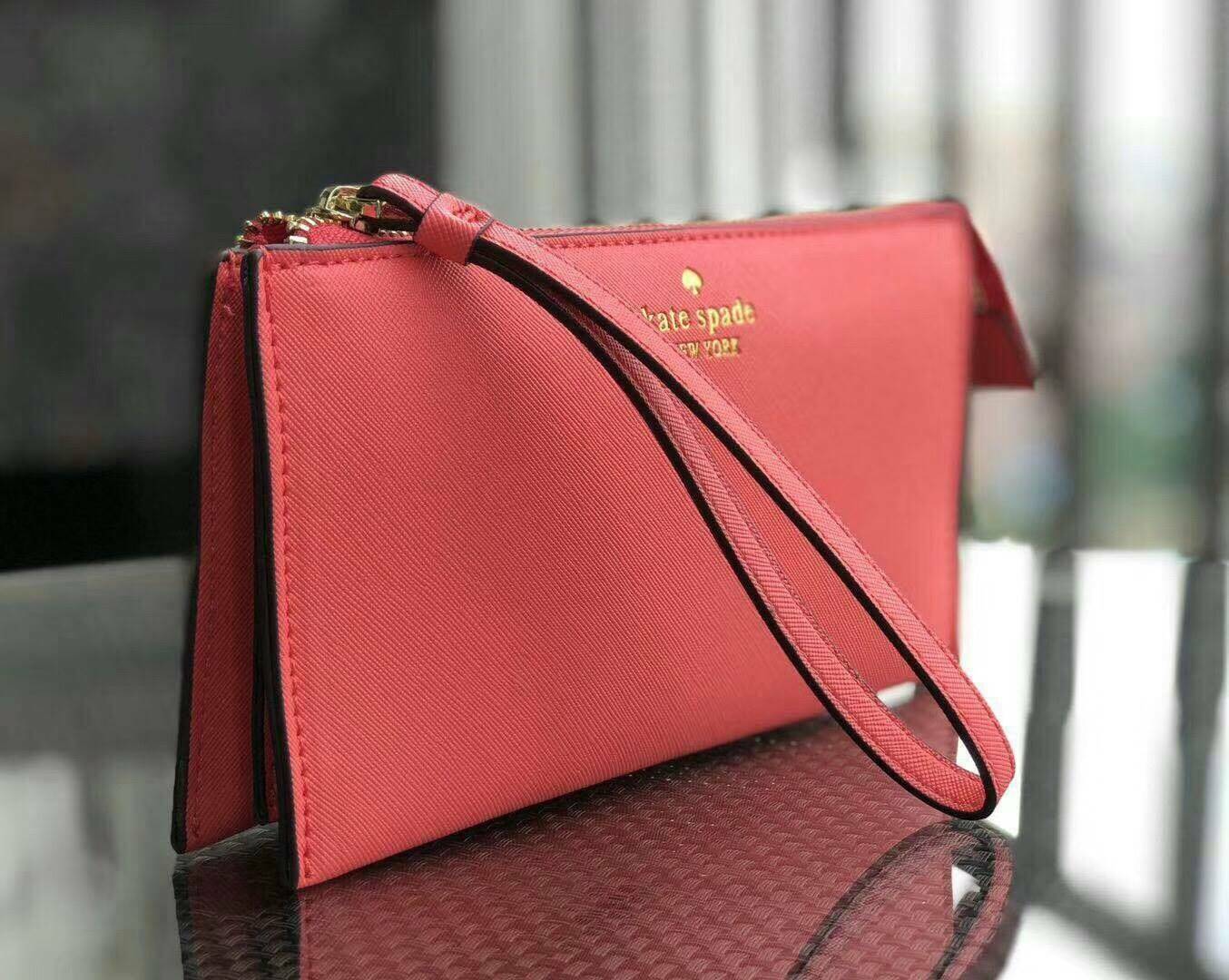 KATE SPADE Wallet Clutch Bag กระเป๋าทรงคลัชสุดคุ้มหนัง Saffiano ด้านหน้ามีโลโก้แบรนด์ มาพร้อมสายคล้องมือ เปิดปิดด้วยซิปสะดวกใช้ สามารถใส่แทนกระเป๋าสตางค์ใบยาว ภายในแบ่งออกเป็น3ช่องหลัก มีช่องใส่บัตร เครื่องสำอาง เครื่องเขียน เหรียญ ไส่ไอโฟนพลัส ได้ค่ะ มีก