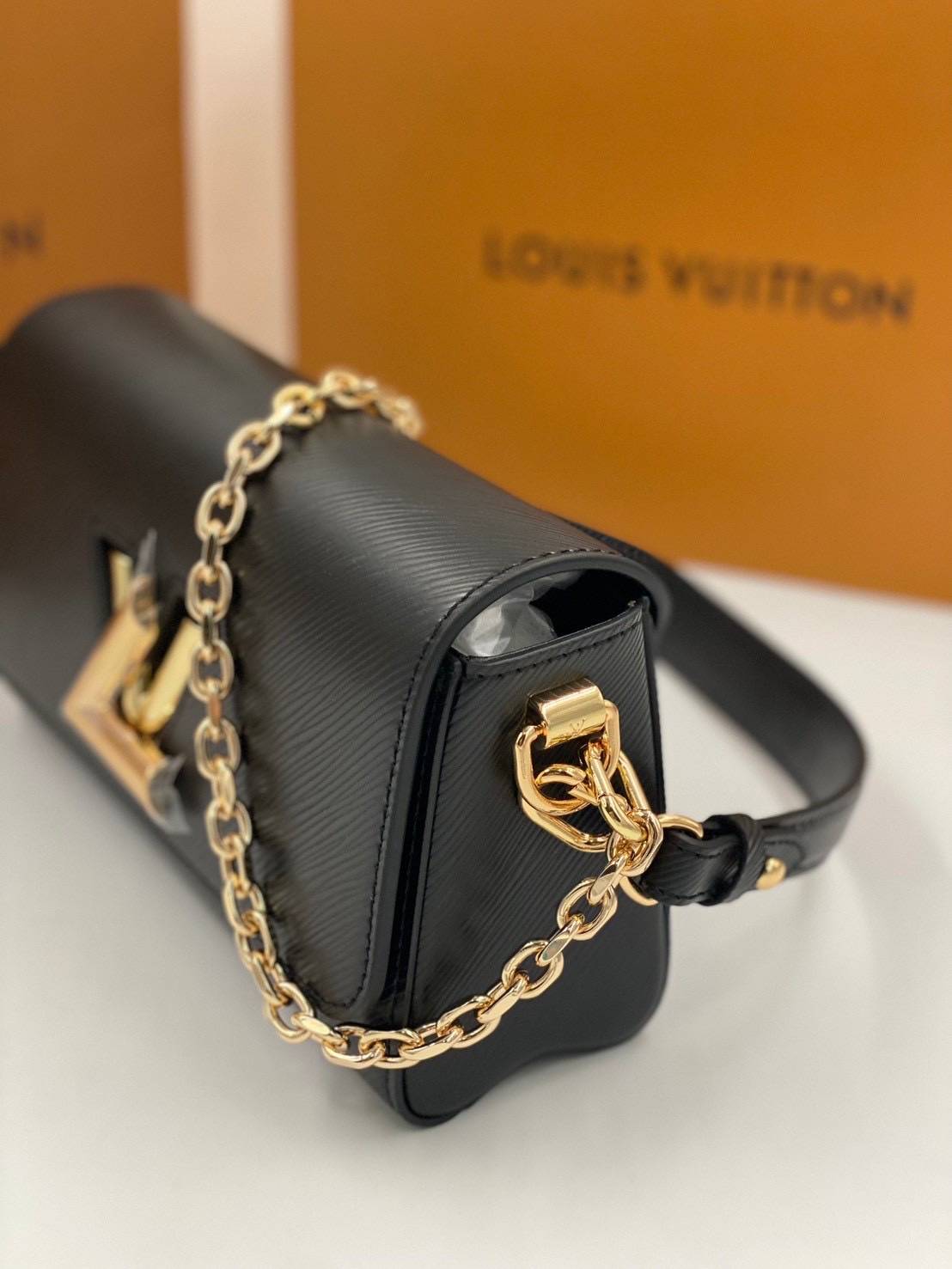 ORI หนังแท้ | LV Twist West Bag elongated shape in grained Epi leather กระเป๋าสะพาย/กระเป๋าถือ พร้อมสายโซ่ หนังลายเกรน Epi รูปทรงยาวและสง่างาม นำเสนอมุมมองใหม่สุดเท่ให้กับไอคอนของแบรนด์ ในหลากหลายเฉดสีทันสมัย