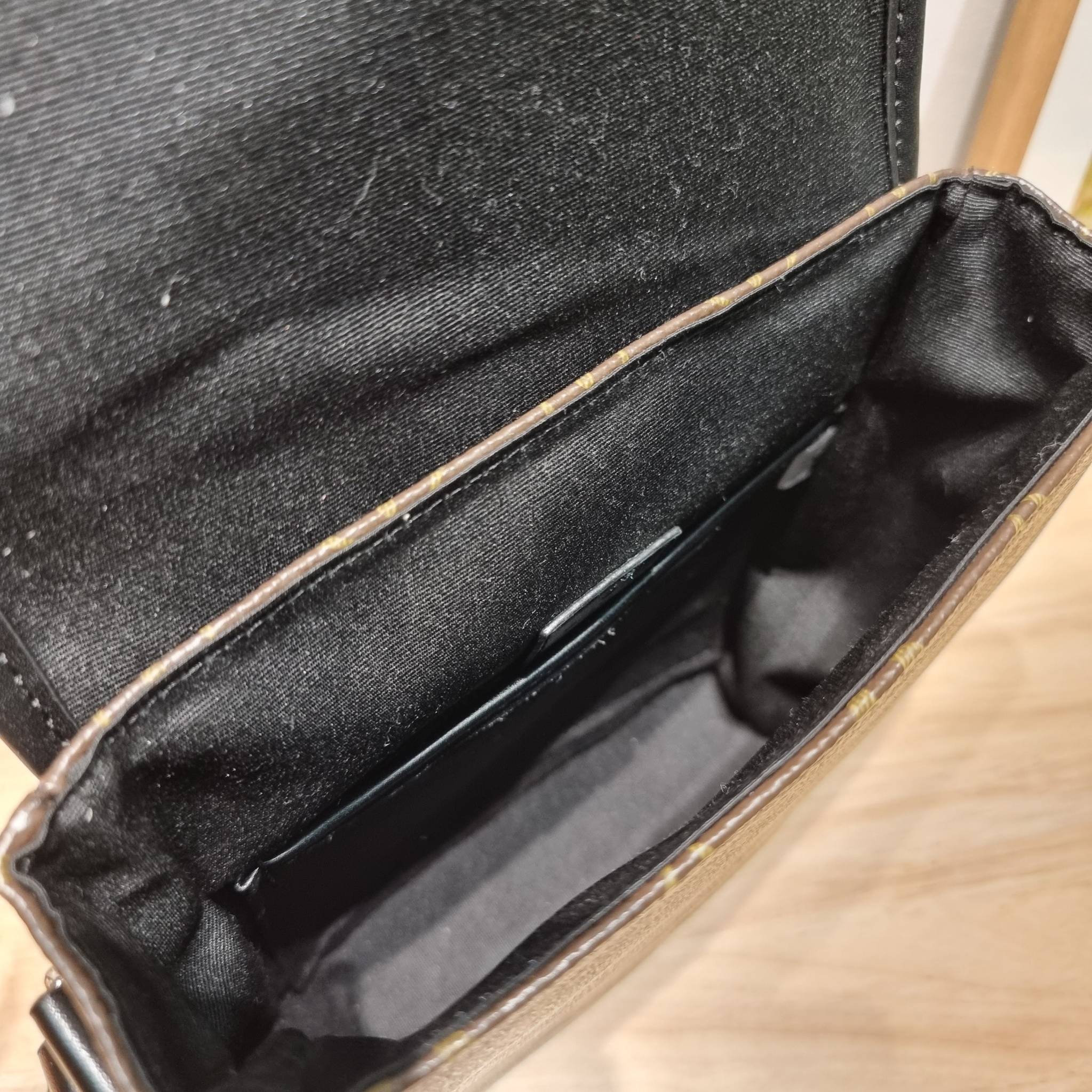 LV bass macassar monogram bag ของใหม่จัดให้หนุ่มๆ กับกระเป๋าสะพายทรงแมสเซ็นเจอร์ ไซส์กำลังดี เหมาะกับหนุ่มๆที่รักความคล่องตัว วัสดุหนังแคนวาสตัดสลับหนัง