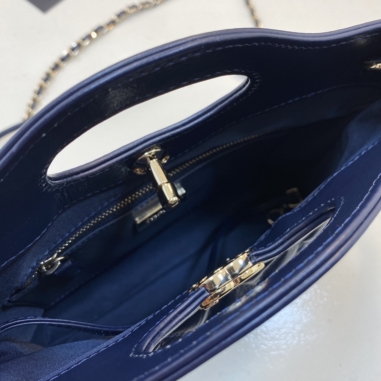 Chanel 23A 31 mini bag / Chanel Hobo Bag 24cm กระเป๋าทรงโฮโบ มีหูจับในตัว พร้อมสายสะพายโซ่สีทองหรูหรา รุ่นตามหา มีพร้อมส่งแล้ววันนี้ค่า