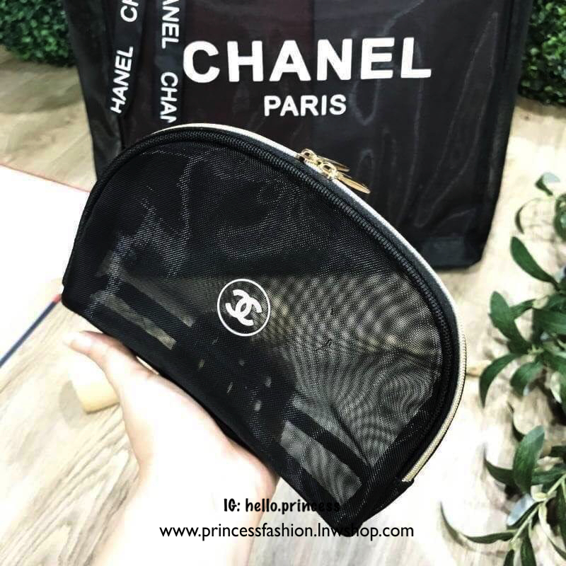 Chanel GWP Shopping Bag With Pouch VIP Gift With Purchase 2 in 1 กระเป๋าสะพายทรง Shopping Bag พร้อมกระเป๋า Pouchใบเล็กเเพ็คคู่ VIP. gift แท้ จาก Chanel Perfume Counter วัสดุ Nylon โปร่ง คุณภาพดี ใบใหญ่ เปิดปิดด้วยแม่เหล็กซ่อนด้านใน พร้อมสายสะพายโซ่อะไหล่ท