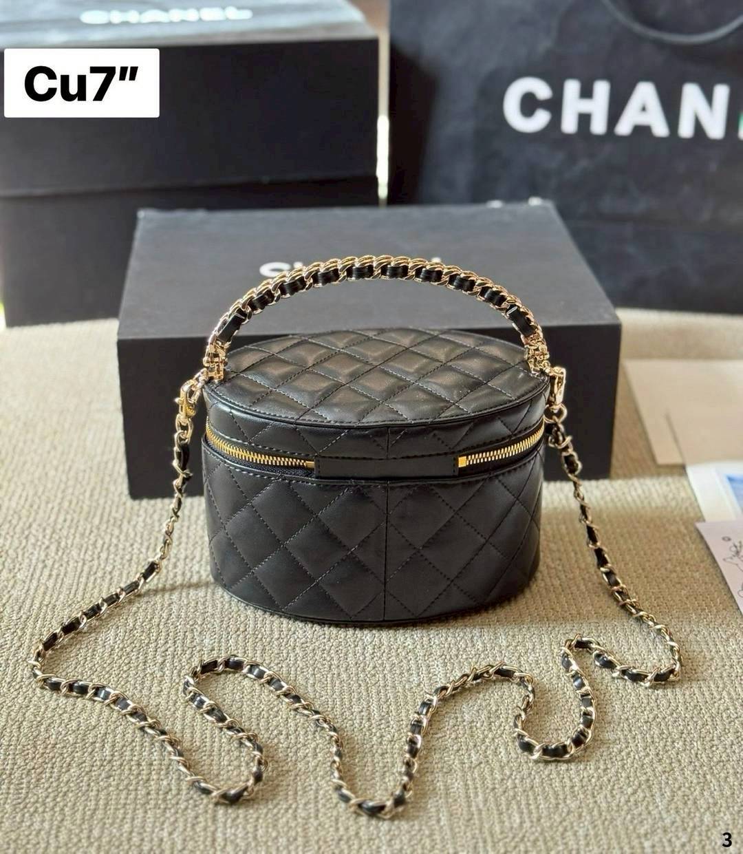 Chanel Mini Vanity Crossbody Bag กระเป๋าสะพายทรงกลมวานิตี้ น่ารักสุดลัคชู หรูหราเกินเรื่อง พร้อมหูจับร้อยโซ่สีทอง ขนาดกำลังสวย รูปทรงคลาสสิคใช้งานได้สะดวก