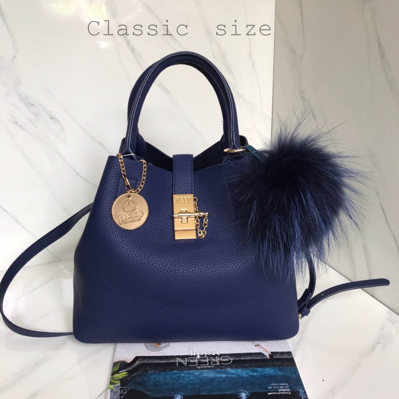 สีใหม่ Royal Navy พร้อมส่งละค่า • KEEP LALA BAG • พร้อมส่ง 2 ขนาด ตามการใช้งาน 👑สวย หรู เวอร์วัง อีกแล้วค่า กับกระเป๋า 2 in 1 ปรับเก็บทรง ได้ถึง 2 แบบ มาพร้อมพวงกุญแจ ปอมปอม ฟรุ้งฟริ้ง น่ารักมาก คะ ตัวกระเป๋าเป็นหนังเนื้อดีที่สุด เนื้อนิ่ม ลายหนัง