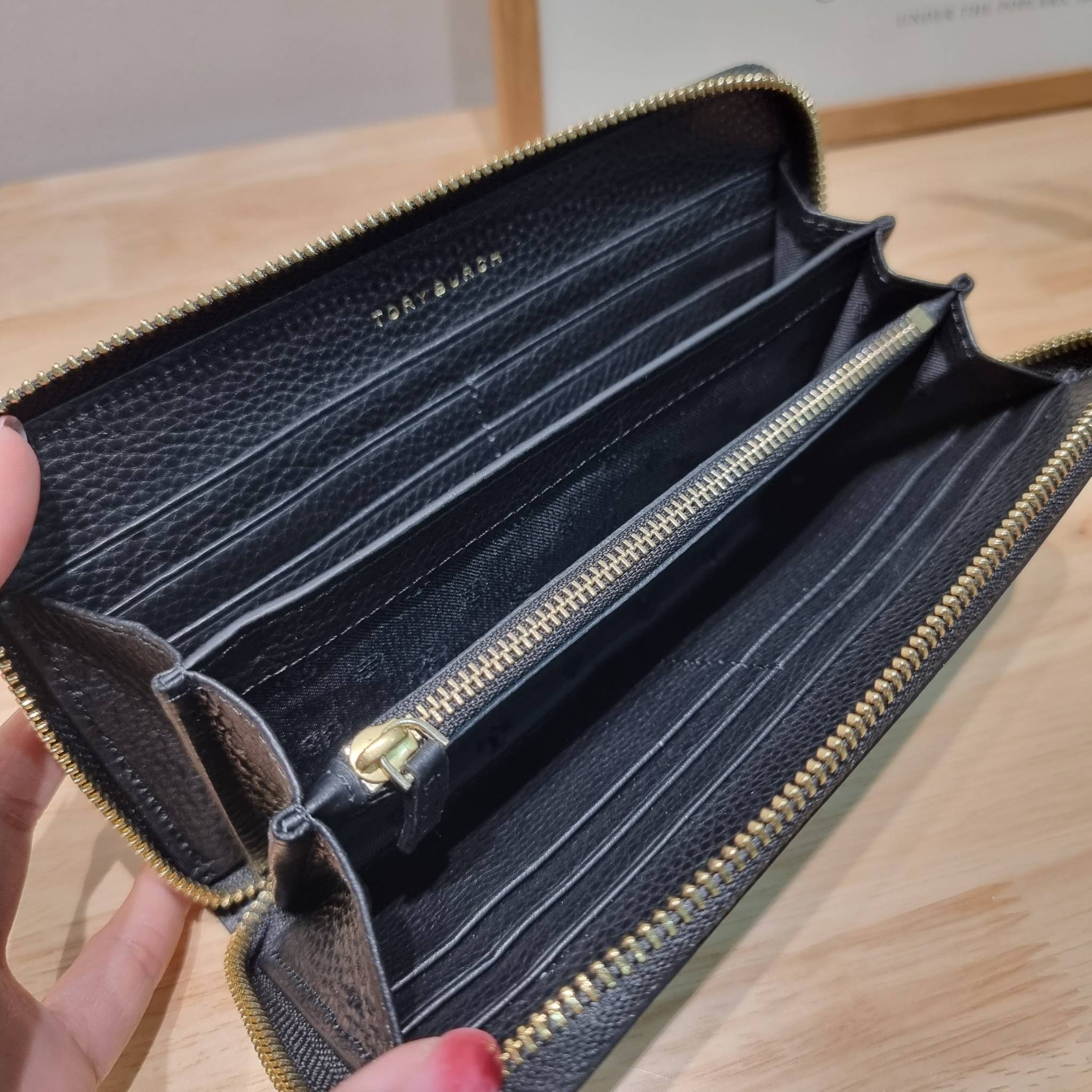 TORY BURCH THEA MULTI GUSSET ZIP CONTINENTAL WALLET กระเป๋าสตางค์ใบยาวเบสท์เซลเลอร์ ขนาดกำลังพอเหมาะ ดีไซน์เรียบหรู