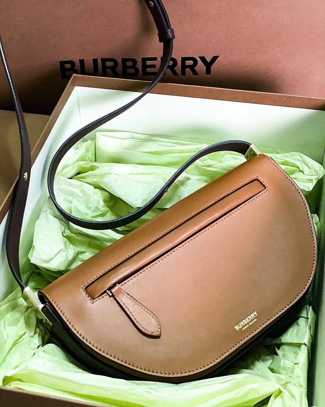BURBERRY FRAGRANCES HALFMOON BAG VIP GIFT WITH PURCHASE (GWP) กระเป๋าสะพายพรีเมี่ยมกิ๊ฟ Limited Edition รุ่นใหม่จากน้ำหอม BURBERRY DUTY FREE วัสดุหนังแท้ CalfSkin ดีไซน์สวยหรูอยู่ทรงมีโลโก้แบรนด์และช่องซิปด้านหน้า ด้านหลังมีช่องใส่ของ เปิดปิดด้วยฝาปิดแม่เ