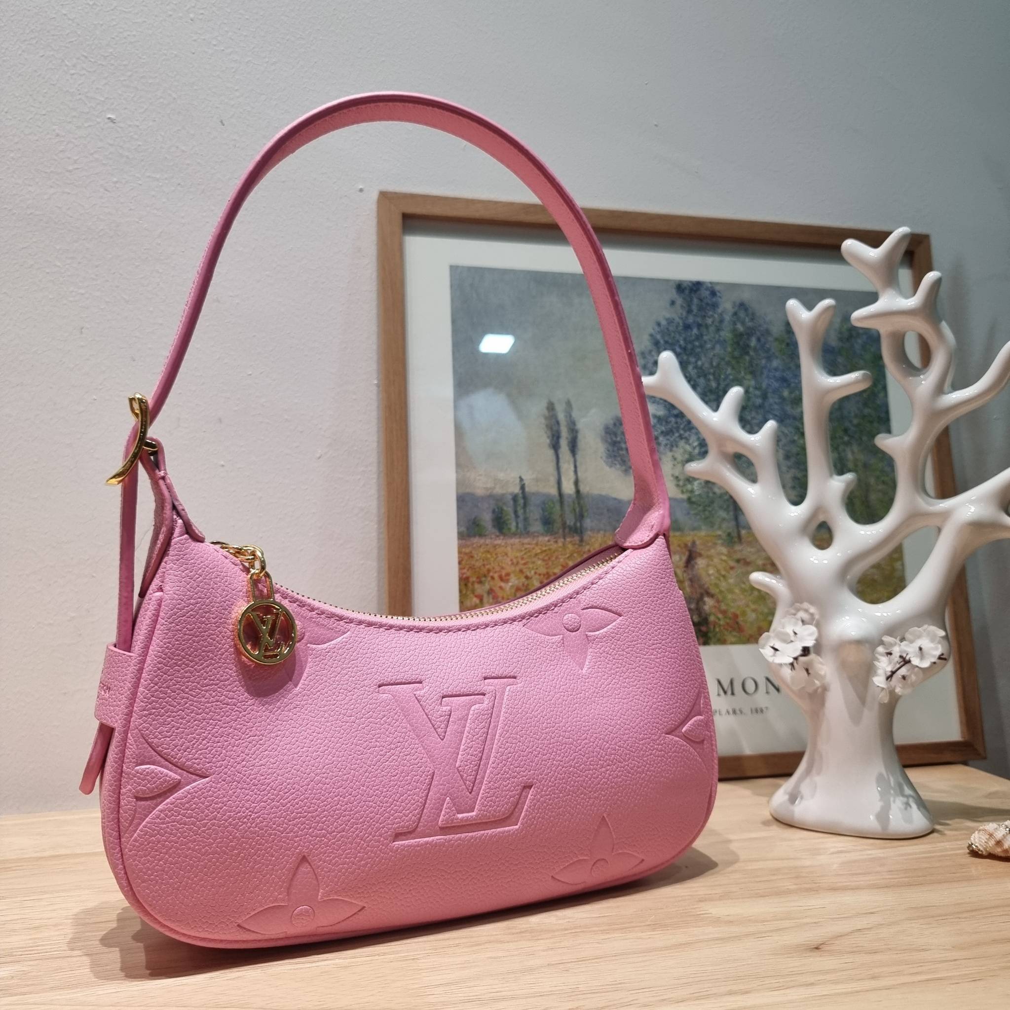 LV Mini Moon Monogram Empreinte Leather ใหม่ล่าสุด สวยสับ สวยตัวแม่ ไอเท็มเก๋ๆ ใบเดียวก็เลิศ กับกระเป๋าสะพายทรงพอช ขนาดกำลังน่ารัก พกพาง่าย รูดใช้งานสะดวกด้วยซิป ภายในเป็นช่องโล่ง มีช่องซิป ส่วนสายสะพายปรับสั้นยาวได้ตามเหมาะสม ดูดี ดูแพงทุกสี