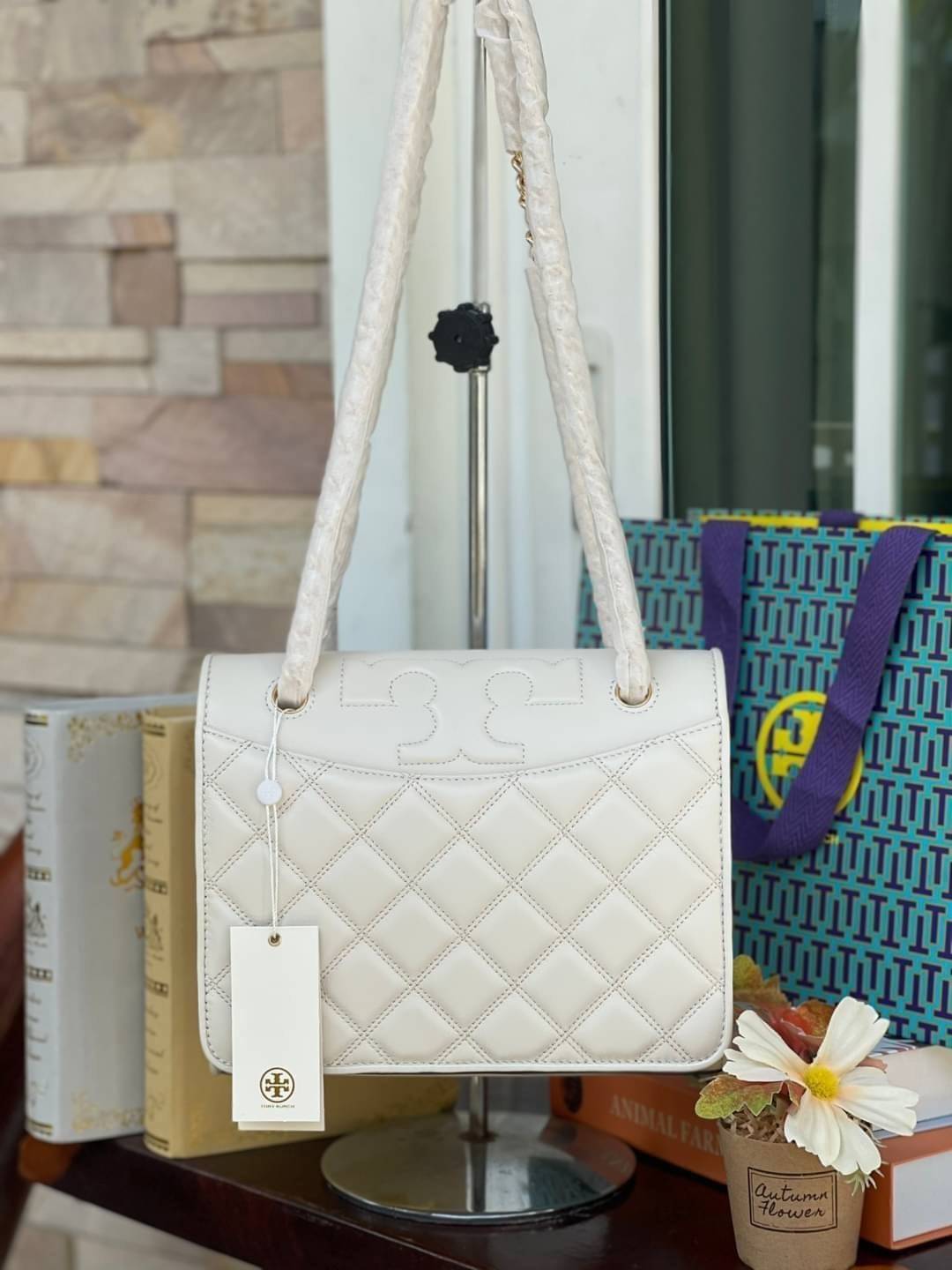 Tory Burch Savannah Convertible Shoulder Bag สาว ๆ ลุคสาวๆไม่ควรพลาด Collection นี้เลยนะคะ เป็นรุ่นที่ตอบโจทย์และครองใจสาว ๆ ได้อย่างแท้จริง เนื่องจากมีดีไซน์เรียบหรู โดยทางแบรนด์ได้ใช้เทคนิคการเย็บบนหนังเป็นลายเส้น (Chevron) ทำให้กระเป๋าดูมีราคามากยิ่งขึ