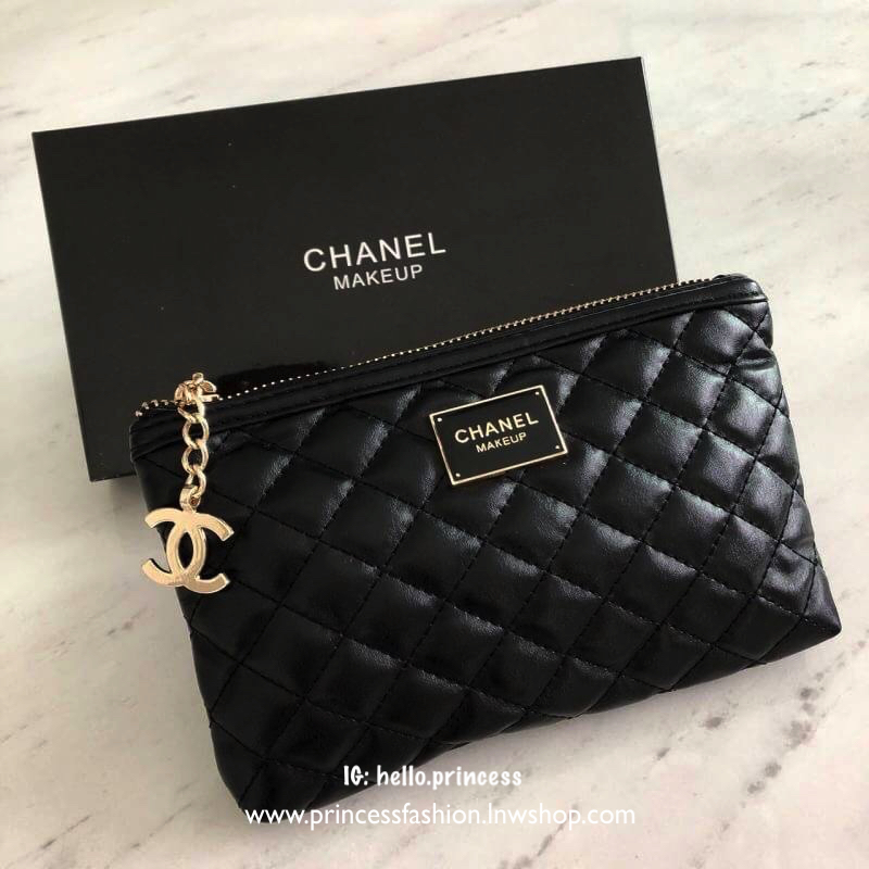 Vip Gift Premium Gift พรีเมี่ยมกิ๊ฟ แท้💯 สินค้าแถมจากเค้าเตอร์เครื่องสำอางค์ที่ญี่ปุ่น กระเป๋า Chanel Quilted Pouch Logo with Box Size : Size : 20x13x2 cm. Material : PU กระเป๋า Chanel ขนาดกำลังดีคะ พกพาสะดวก มาพร้อม original box