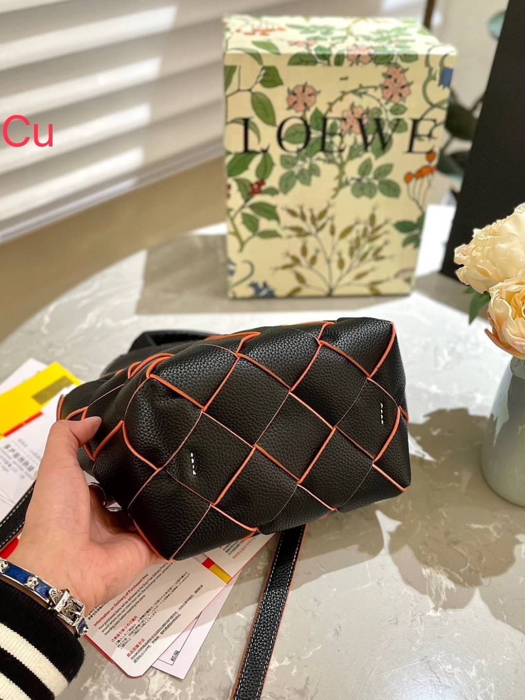 LOEWE WOVEN BASKET LEATHER BAG 20cm กระเป๋าสะพายถักทอด้วยความปราณีต ขนาดกำลังดีจุได้แบบเน้นๆ วัสดุหนังอย่างดีเต็มใบ หรูเลิศ