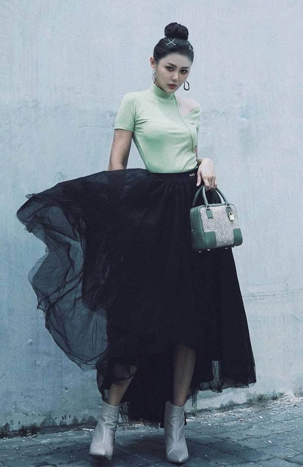 LOEWE ANAGRAM BAG VIP GIFT WITH PURCHASE (GWP) พรีเมี่ยมกิ๊ฟ Limited จาก LOEWE PERFUME DUTYFREE ไอเท็มใหม่! ดีไซน์สวยหรูคงเอกลักษณ์ด้วยวัสดุ Anagram Canvas Jacquard Fabric ผสมผสานหนังแท้ Calfskin ลงตัวสุดคลาสสิค เปิดปิดด้วยซิปแบรนด์อะไหล่ทองขนาดกำลังดี น้