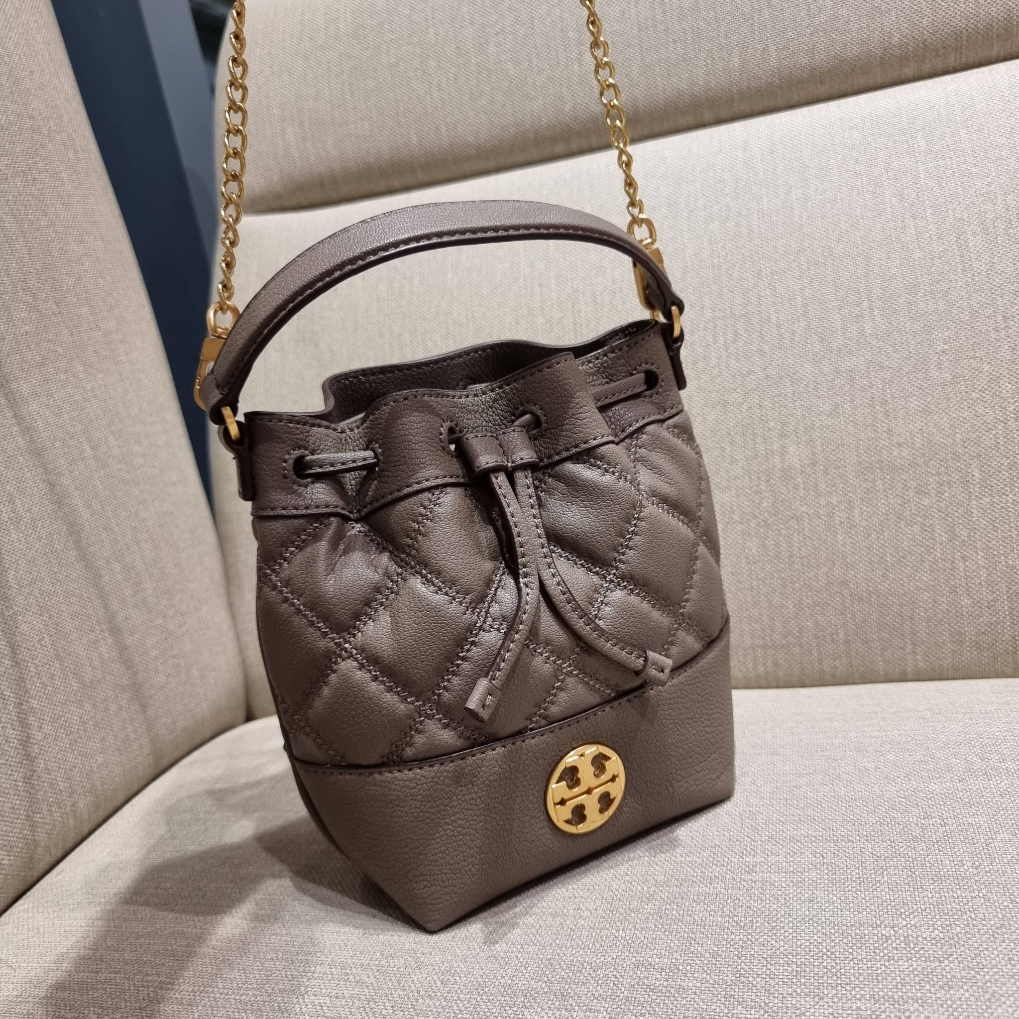 TORY BURCH WILLA MINI BUCKET BAG NEW ARRIVAL สุดปัง กระเป๋าสะพายทรงบัคเก็ต สวยผู้ดี โดดเด่นด้วยโลโก้สีทองดูหรู อัพลุคผู้ดี๊ผู้ดี วัสดุหนังแท้ ดีไซน์บุนวม เส้นคมดีเทลหรู เปิด-ปิดหนังรูดปากกระเป๋า มีหูหิ้วในตัว คล้องแขนเก๋ๆ ภายในเป็นช่องโล่ง มีช่องย่อย ใส่ข