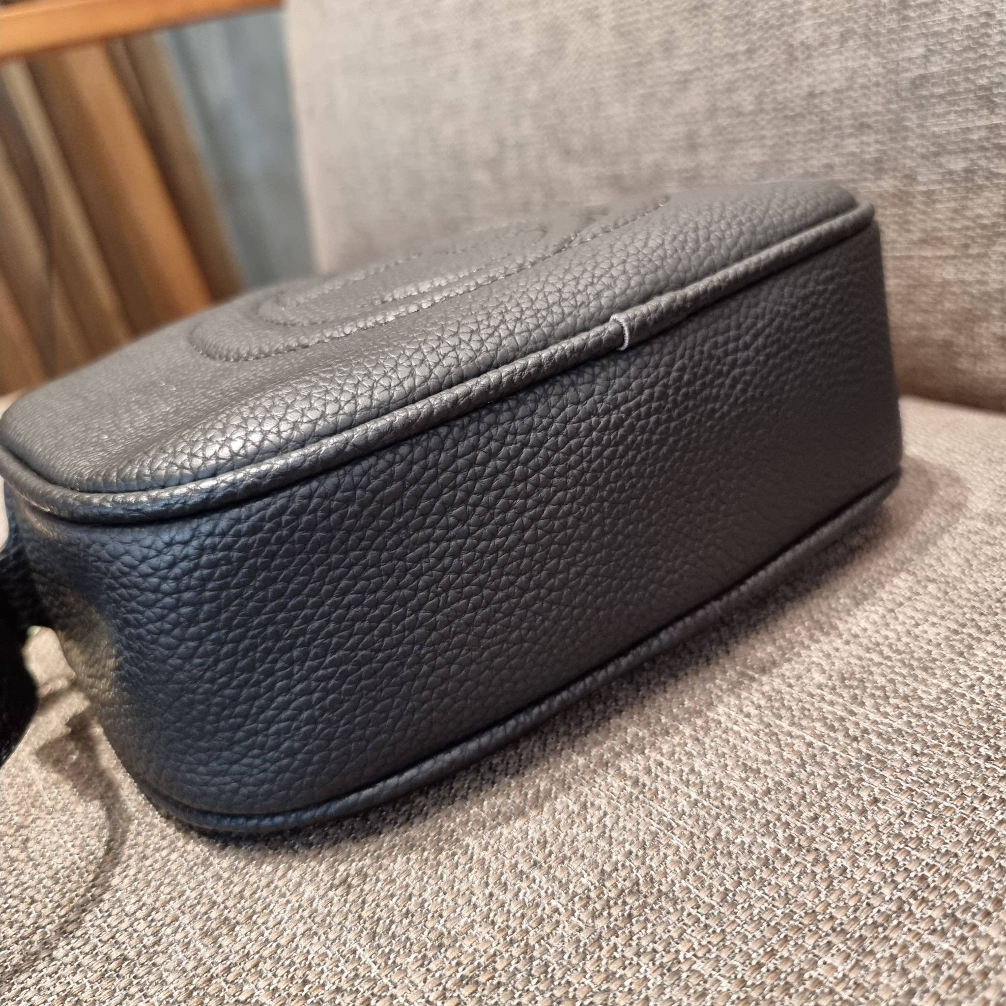 GUCCI Soho Disco Bag in Black Leather Hot item!! รุ่นหายาก ยอดฮิต GC soho crossbody bag กระเป๋าสะพายข้าง พรีเมี่ยมกิ๊ฟจาก dutyfree ที่สาวๆตามหา ด้วยดีไซน์และรูปทรงคลาสสิค ทำให้ใช้งานง่าย ตอบโจทย์ทุกลุค วัสดุหนัง pepble มีเอกลักษณ์ที่พู่หนัง สีเข้ากันกับตั