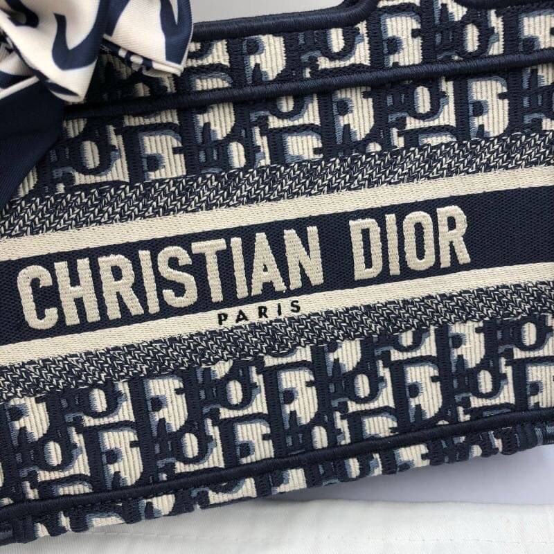 CHRISTIAN DIOR MINI BOOK TOTE กระเป๋าถือทรง Shopping ไซส์มินิ สวยคลาสสิค พกพาสะดวก ใช้งานง่ายสุดๆ วัสดุงานทอละเอียดคุณภาพดี ภายในเป็นช่องโล่ง ใบจริงงานสวยเกินเบอร์!! ไม่ผิดหวังจ้า