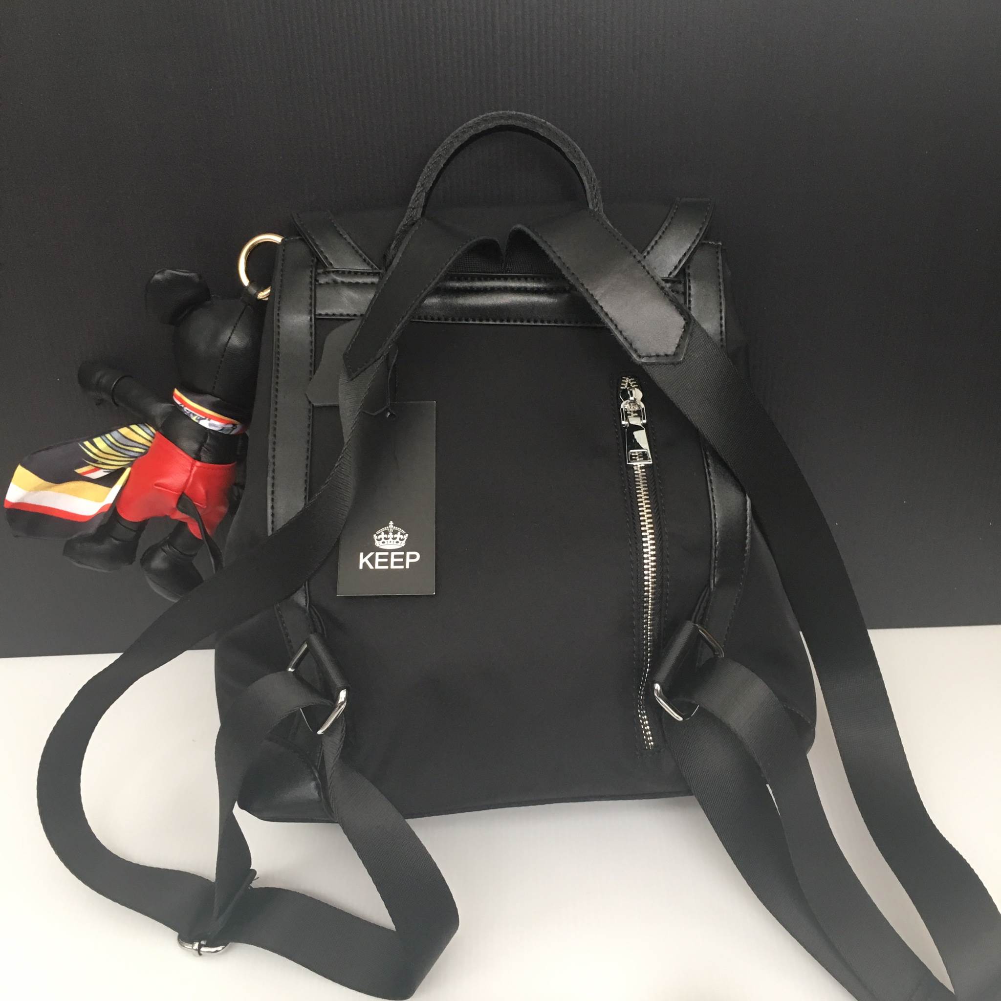 รุ่นใหม่ล่าสุดเลยห้ามพลาดน๊า !!! สาวๆ ที่กำลังหากระเป๋าเป้ เบาๆ ดีไซด์เก๋ๆ ปรับใช้ได้ 2 ทรงเลยคะ 👄 =>> ตัวกระเป๋า เป็นผ้าไนล่อนนาโน เนื้อหนาทนทานกันน้ำได้ แถมหูจับกระเป๋า และตัวหนังต่างๆ ทำจากหนังแท้ทนทานมาคะ =>> น้ำหนักเบา จุเยอะ ดีไซ