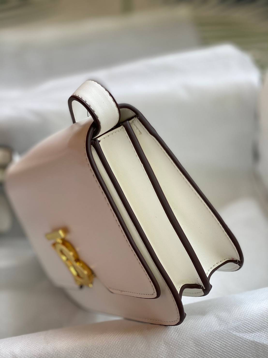 BURBERRY FRAGRANCES CROSSBODY BAG VIP GIFT WITH PURCHASE (GWP) กระเป๋าสะพายพรีเมี่ยมกิ๊ฟ Limited Edition จากน้ำหอม BURBERRY DUTY FREE วัสดุ Calfskin หนังเรียบสวยอยู่ทรงดีไซน์ยอดนิยมประดับโลโก้แบรนด์ทองด้านหน้า เปิดปิดด้วยฝาปิดสัญลักษณ์ตัวB ภายในมีช่องแบ่ง