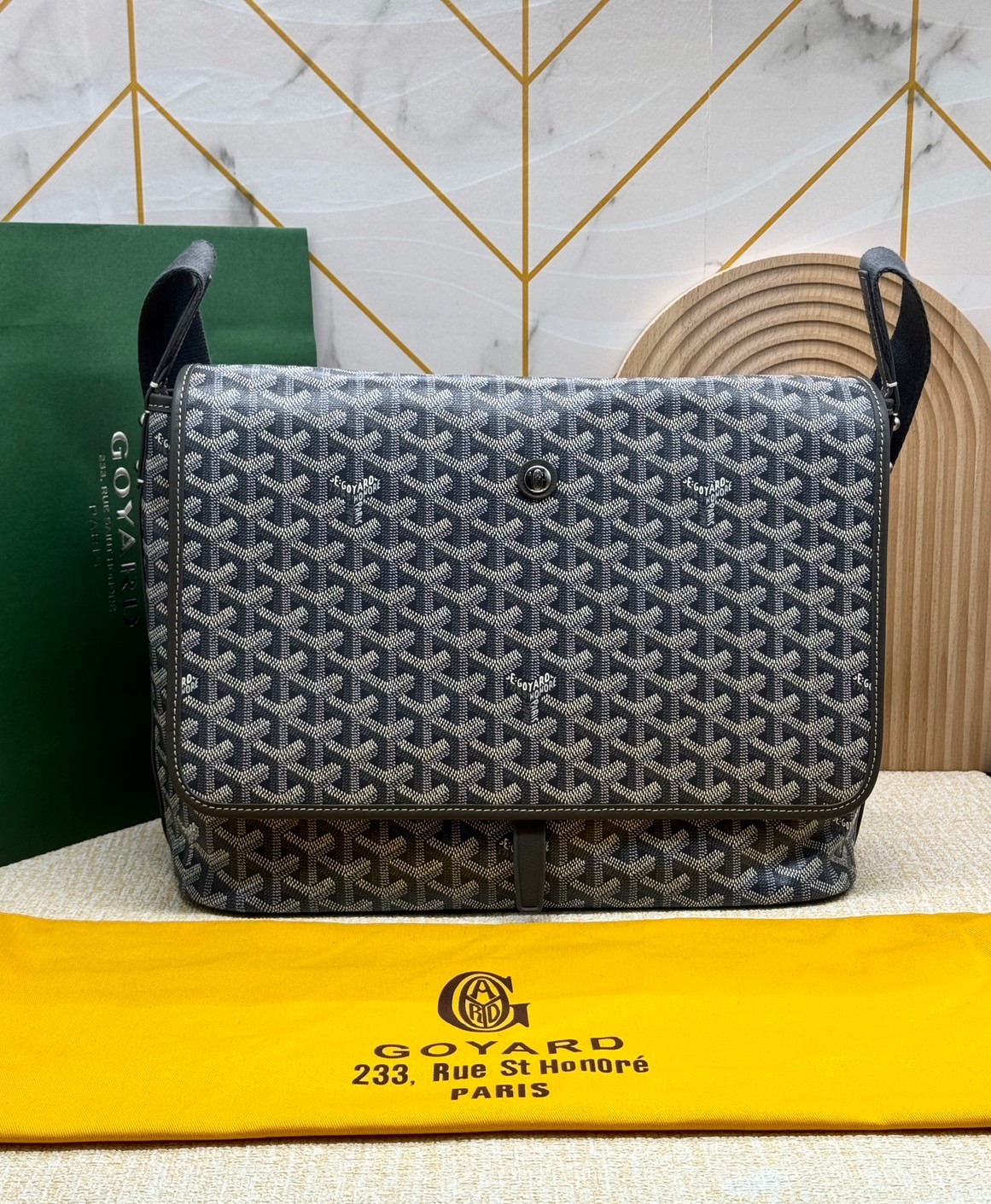 GOYARD Capetien MM Messenger Bag กระเป๋าแมสเซ็นเจอร์ใบใหญ่ ที่สุดของความหรู ตอบโจทย์การใช้งานจุของได้เยอะ เอกสาร แทปเล็ต พร้อมสายสะพาย ใช้งานง่าย ใบจริงสวยงามตามรูปค่ะ