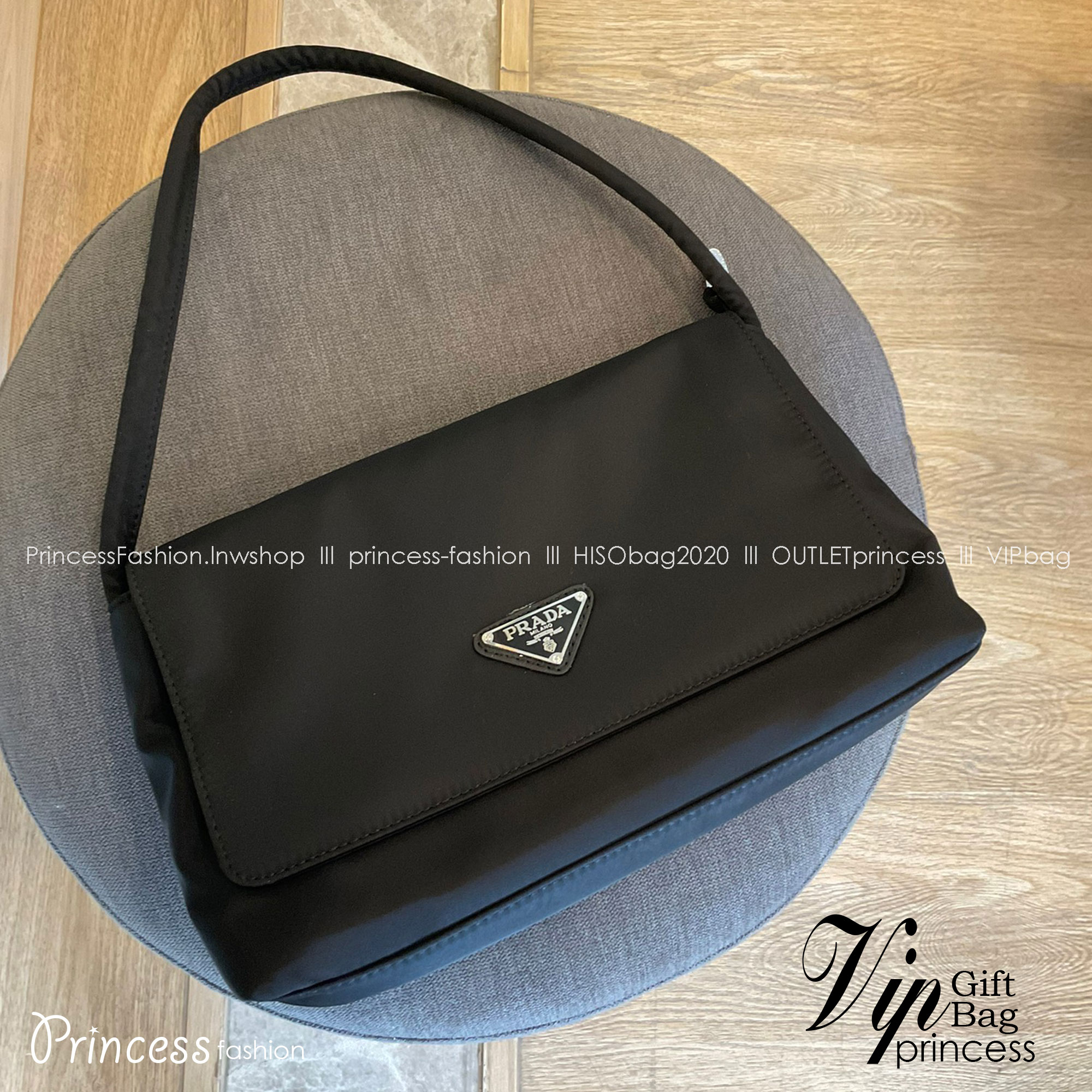 Prada nylon shoulder bag ทรงยอดฮิตของคุณผู้หญิงเลยค่ะ วัสดุทำจากผ้าNylon อย่างหนา กันน้ำได้คะ มีโลโก้แบรนด์อยู่ข้างหน้า ตัวกระเป๋าอยู่ทรง อะไหล่เงินทั้งใบ ด้านในบุผ้าลายแบรนด์อย่างดี