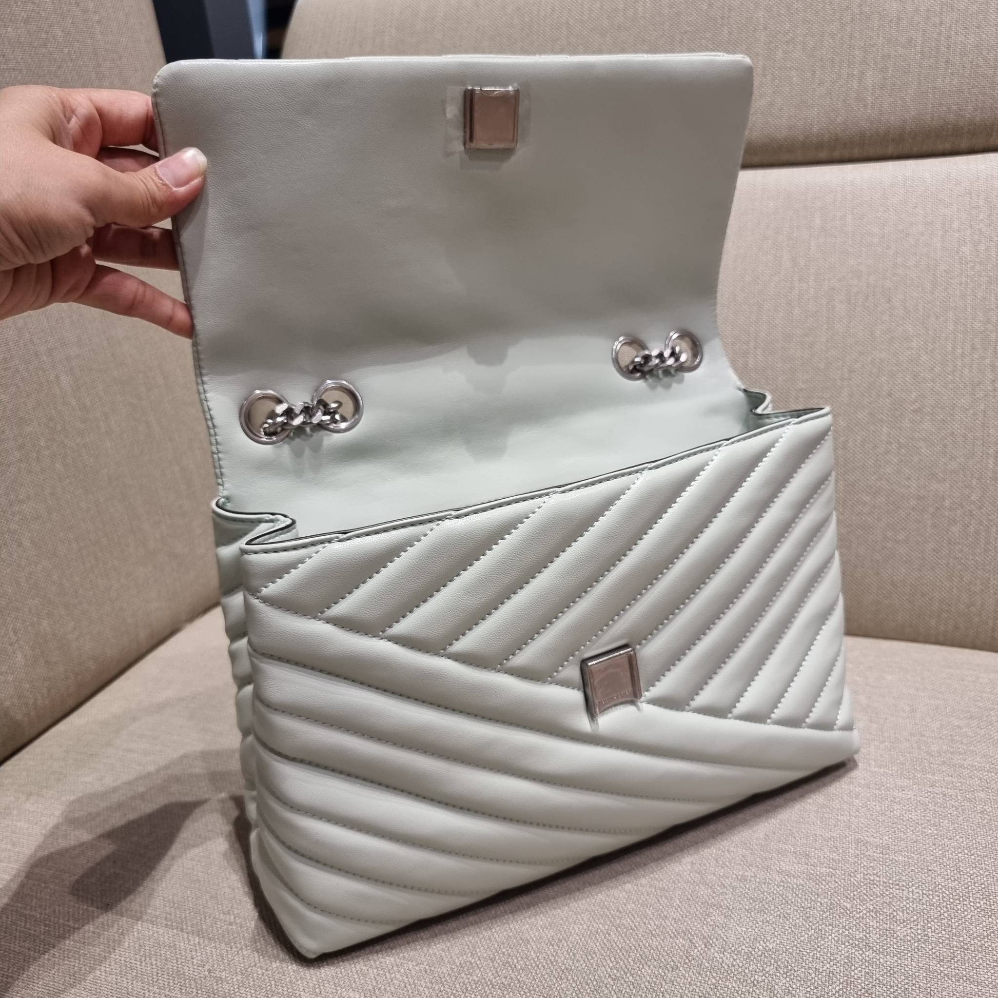 TORY BURCH KIRA CHEVRON CONVERTIBLE SHOULDER BAG กระเป๋าสะพายรุ่นยอดฮิต ไซส์ใหญ่จัดเต็มให้เน้นๆ ใช้ยังไงก็ดูหรู ดีไซน์เฉพาะตัว วัสดุหนังแกะ สัมผัสนิ่ม เปิด-ปิดด้วยกระดุมแม่เหล็ก ภายในเป็นช่องโล่ง แบ่งสัดส่วนไว้ดีมากๆ ใส่กระเป๋าสตางค์ มือถือ เครื่องสำอางค์