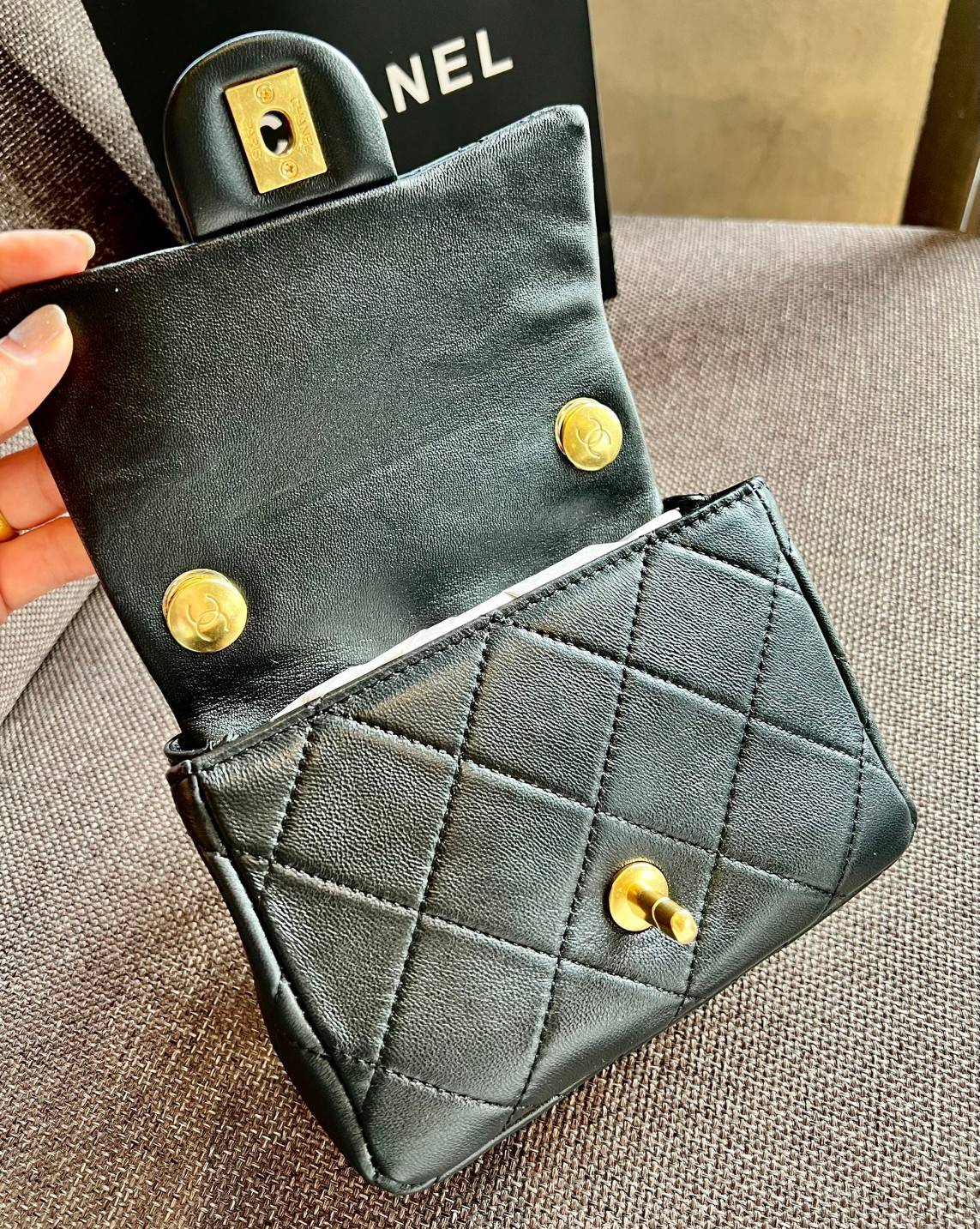 Chanel Mini Flap Bag with Top Handle 6.5" /CHANEL CHAIN SHOULDER BAG จัดไซด์เล็กมาให้ด้วย เพราะแต่ละคนชอบไม่เหมือนกัน😘 หนังสวย เรียบ สัมผัสนุ่มมือ น่าใช้มากๆ