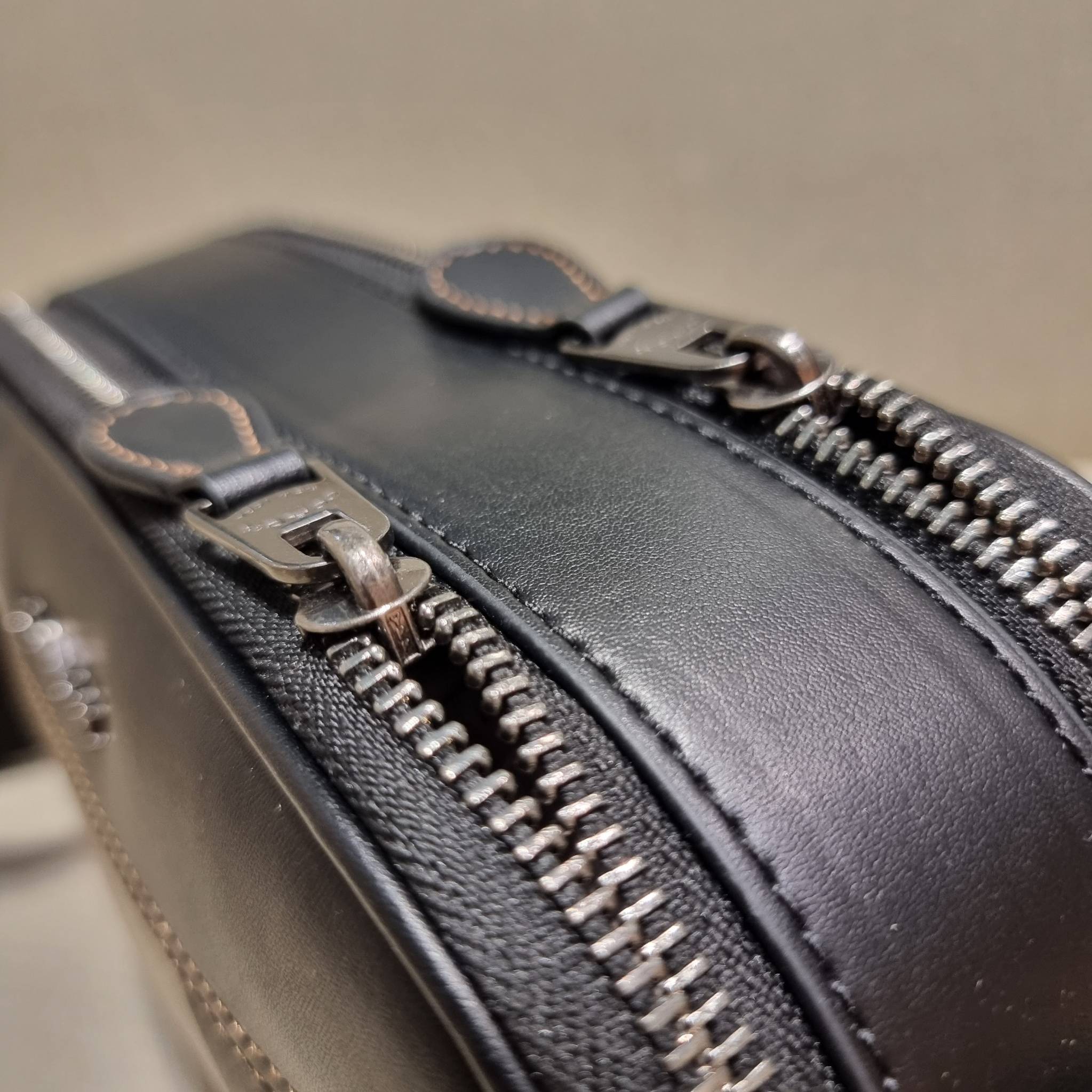 COACH GRAHAM CROSSBODY IN BLOCKED SIGNATURE CANVAS WITH VARSITY STRIPE C9965 อีกหนึ่งกระเป๋าครอสบอดี้รุ่นยอดฮิตสำหรับหนุ่มๆ ที่สาวๆก็ใช้ได้!! ดีไซน์ใหม่เพิ่มดีเทลความแพงไปอีก รูปทรงคลาสสิค ใช้งานสะดวก ง่ายต่อชีวิต วัสดุหนังแคนวาสเคลือบลายสลับหนังแท้ ด้านห