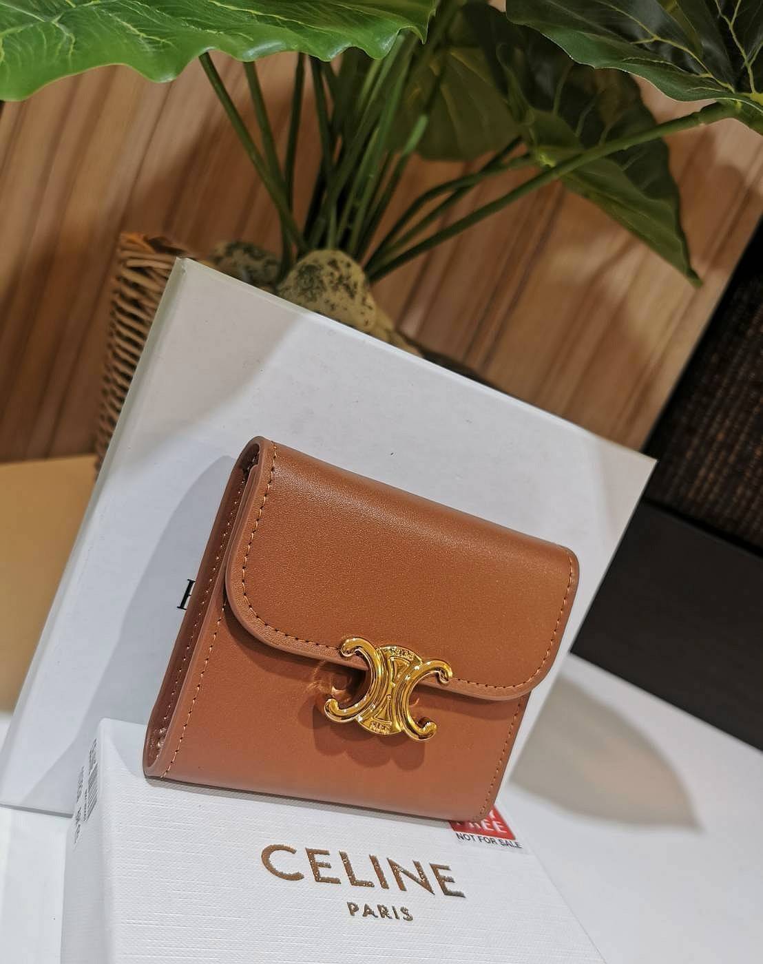 CELINE SHORT WALLET VIP กระเป๋าสตางค์ซีลีน หนังเรียบสวยอยู่ทรงมีโลโก้ด้านหน้าเปิดปิดด้วยฝาพับกระดุม ภายในมีช่องแบ่งหลายช่อง มีช่องใส่บัตรหลายช่อง ช่องใส่เหรียญ ช่องใส่ธนบัตร ใส่แบงก์พันได้เหมือนกระเป๋าสตางค์ยาวไอเท็มแนะนำ ล๊อตพิเศษ!! แถมสายโซ่สามารถสะพายไ