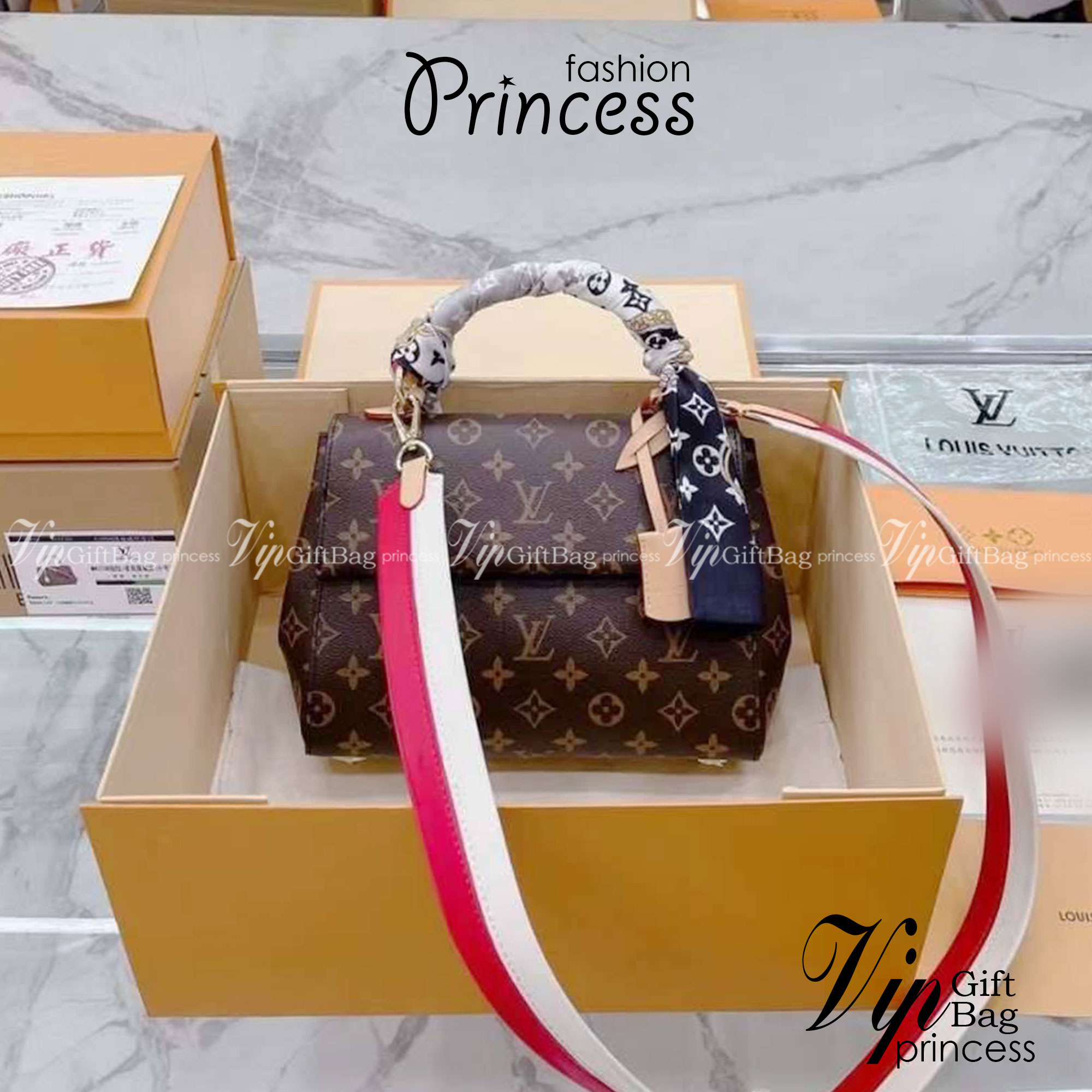 LV Cluny BB Monogram กระเป๋าสะพายหนังลายโมโนแกรมเปิดหน้า เป็นอีกทรงที่ขายดีมากเพราะใช้งานง่ายใช้ได้อเนกประสงค์ ด้านในกว้าง งานใช้สลับขึ้นแบบจากงานจริงเป๊ะเที่ยบเท่า แรร์ไอเท็มที่สาวๆต้องมี! มีหูจับในตัวและสายครอสบอดี้มาให้ ใช้งานง่าย เหมาะกับทุกสไตล์การแต