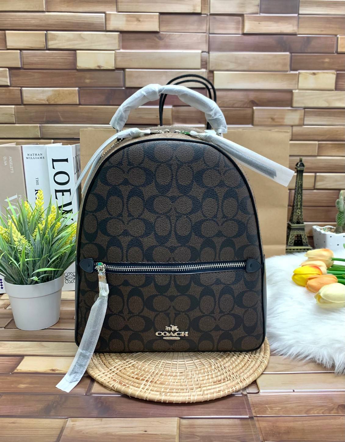 COACH JORDYN BACKPACK IN BLOCKED SIGNATURE ((76622//76624//76715)) พร้อมส่ง กระเป๋าสะพายหลังแบบมีหูหิ้ว หนังแท้ หนังนิ่มอย่างดีเลยค่า ด้านหน้ามีช่องซิปหนึ่งช่องสำหรับใส่ของจุกจิกนะคะ เปิดปิดช่องหลักแบบซิปคู่ หัวซิปมีหนังห้อยมาให้ ภายในกระเป๋าโล่งใส่สัมภาร