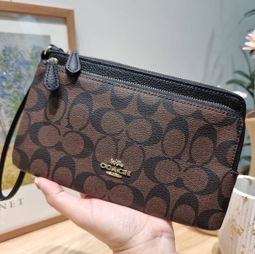 COACH DOUBLE ZIP WALLET IN SIGNATURE CANVAS / C5576 / C5610 / C7313 พร้อมส่ง 8 สี ใหม่ล่าสุด คอล 2023 กระเป๋าคล้องมือใบใหญ่ ดีไซน์ใหม่เล่นระดับ เพิ่มลูกเล่นและดีเทลให้ดูน่าใช้ยิ่งขึ้น