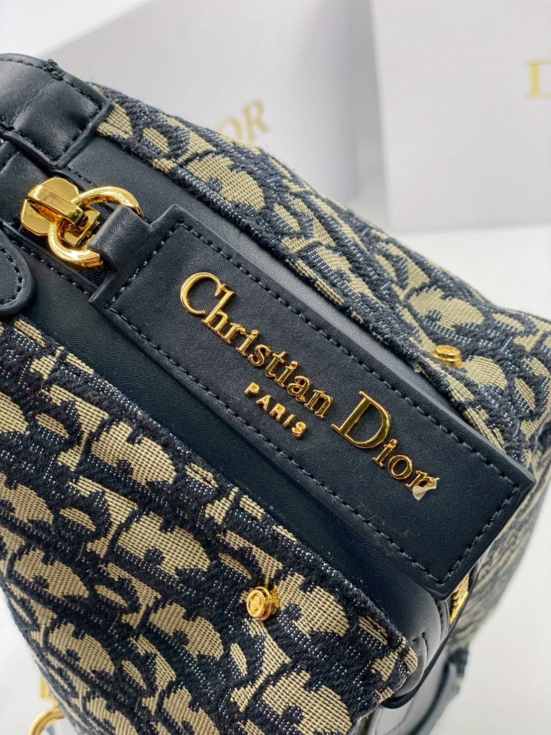 ORI หนังแท้ | DIOR D-Journey Bag กระเป๋าสะพายนิยามใหม่ดีไซน์ทันสมัย โดดเด่นด้วยรูปทรงโฮโบที่มาพร้อมกับดีไซน์ที่นุ่มนวลและทันสมัย พร้อมกับช่องใส่ของแบบติดซิป