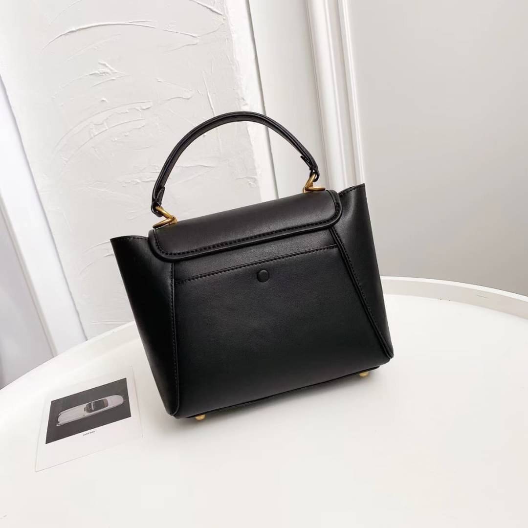 COACH COURIER CARRYALL 23 IN COLORBLOCK SIGNATURE CANVAS พร้อมส่ง 7 แบบ พร้อมส่ง ลุคดูไฮสุดๆค่ะ! กระเป๋าสะพายหนังหรูหราและคลาสสิค หนังแท้ชั้นดีที่สุด น้ำหนักเบา หนังสวยมากก สัมผัสแล้วหลงรักแน่นอนจ้าา😘