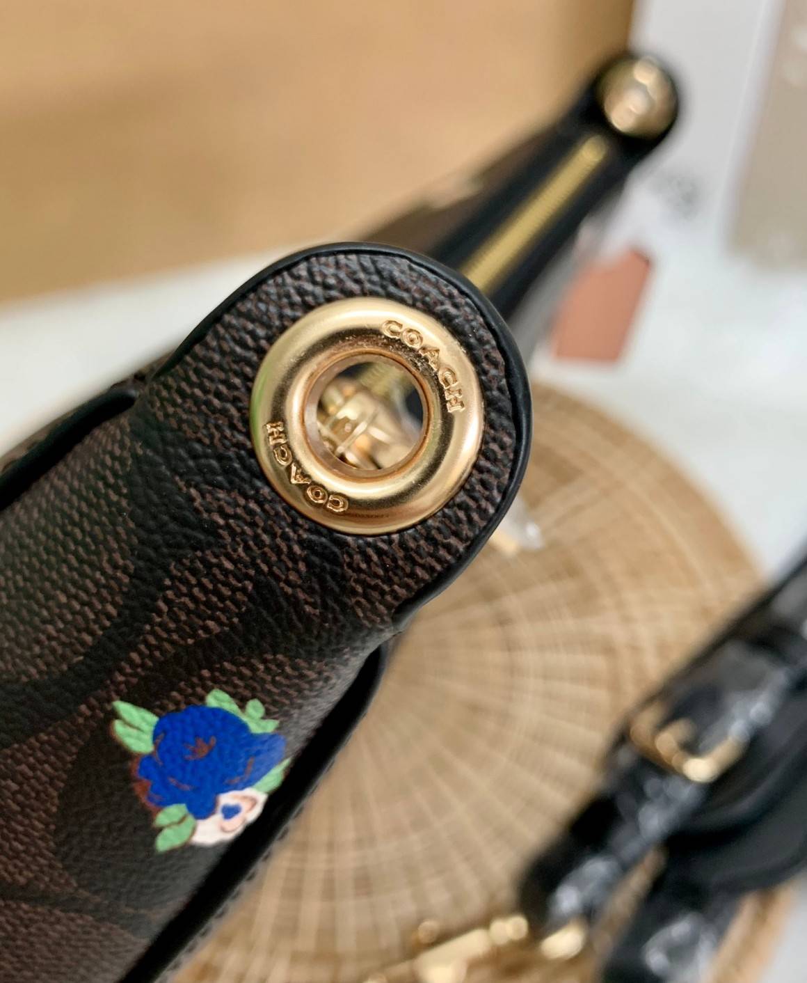 NEW ARRIVAL! นาทีนี้ต้องมีแล้วค่ะ ต้อนรับหน้าหนาวกันน! COACH JES BAGUETTE IN SIGNATURE CANVAS WITH COACH RADIAL RAINBOW ((C6817)) พร้อมส่งที่ไทย สิคค้าเข้าใหม่ค่ะ! กระเป๋าสะพายครอสบอดี้ร์ หนังแท้ น้ำหนักเบา เปิดปิดกระเป๋าแบบซิป ภายในสามารถใส่กระเป๋าเงินใบ