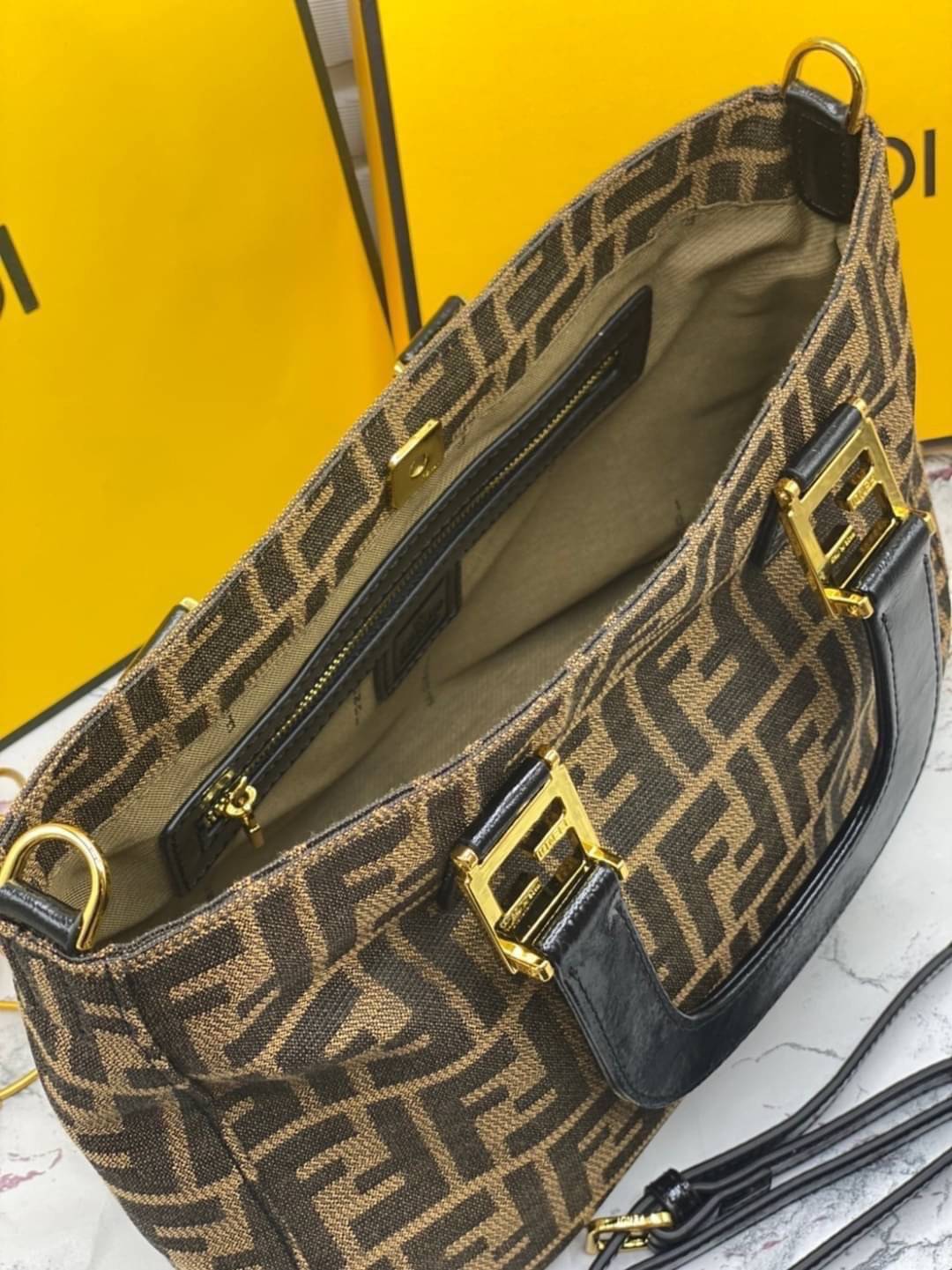 FENDI TOTE BAG 30cm กระเป๋าถือ/สะพายไหล่ ทรงสวย หรู ดูแพงเกินเบอร์!! ⭐️⭐️ วัสดุผ้าท็อปแคนวาสลายแบรนด์เต็มใบ ภายในโล่งกว้าง มาพร้อมหูจับในตัวและสายสะพายไหล่ ใช้งานได้ 2IN1 ✔️👍 ใบนี้จุของได้เยอะมากๆเลยน้า เหมาะกับสาวๆที่สัมภาระเยอะ หรือใช้สะพ