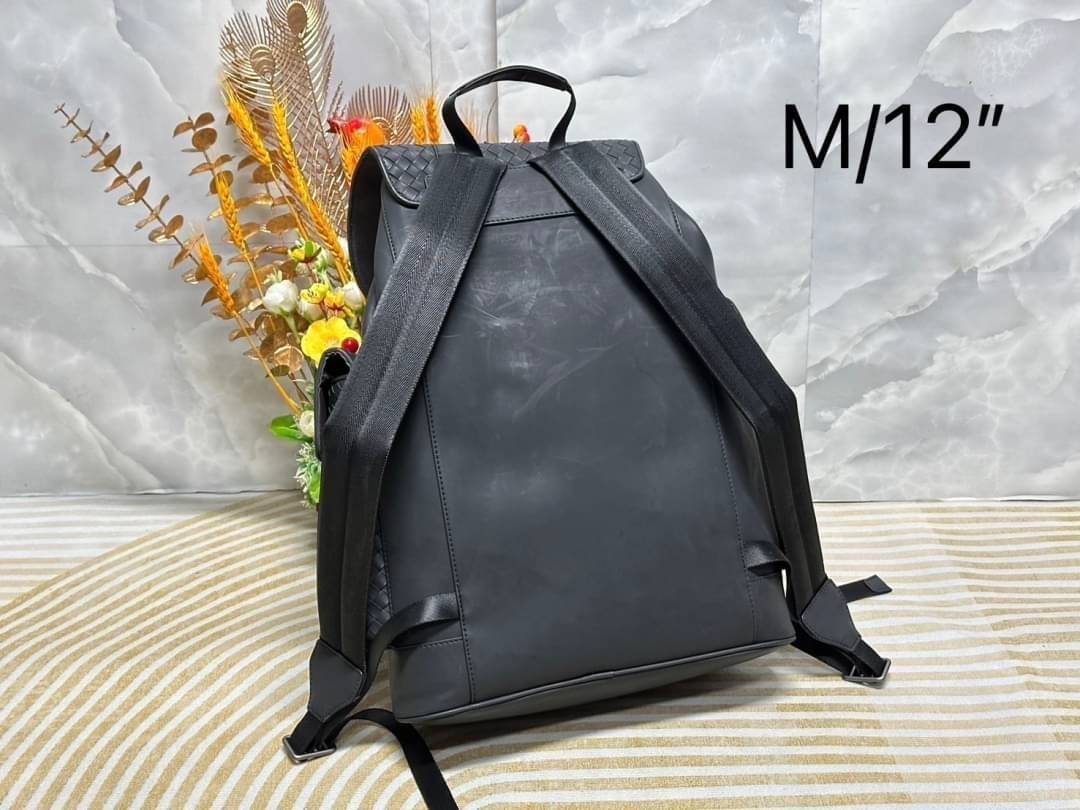 Bottega Veneta Shadow Signature Flap Backpack กระเป๋าเป้ โดดเด่นด้วยงานสานตารางสวยคลาสสิคเรียบหรูเป็นเอกลักษณ์ ดีไซน์เรียบง่าย แต่ดูแพง กิมมิคที่ใครๆก็อยากเป็นเจ้าของ