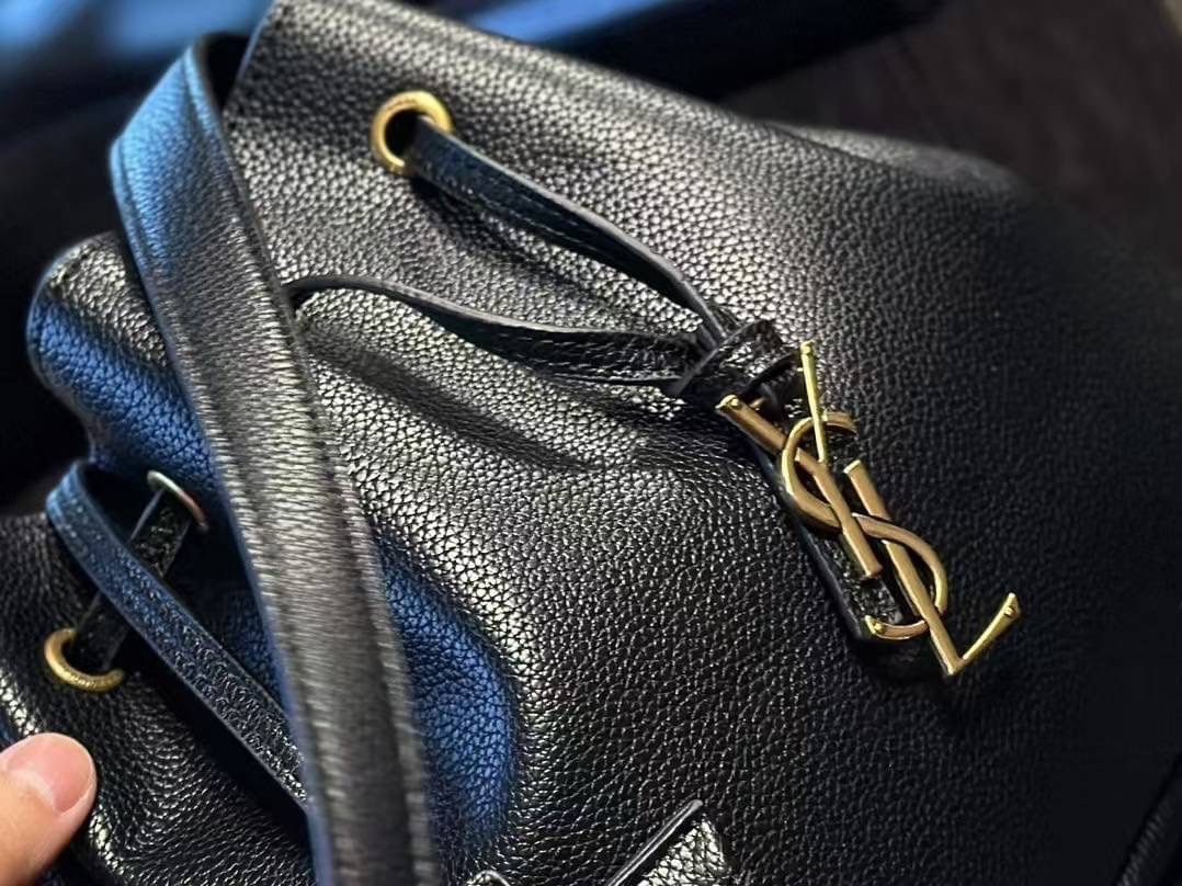 YSL PARIS VII flat hobo bag / YSL Bucket Bag กระเป๋าสะพายทรงโฮโบบัคเก็ต งานหนังเต็มใบ ฟังก์ชั่นสุดเลิศพร้อมเชือกรูด ดีไซน์รูปทรงใช้งานง่าย -- [รับตัวแทนกระเป๋า]