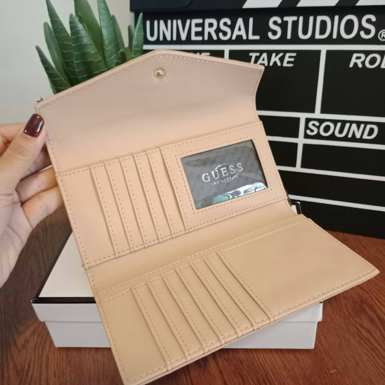 Guess leather wallet กระเป๋าสตางค์ใบกลาง หนังลาย saffiano เปิด ปิดด้วยกระดุม ด้านหน้าแต่งโลโก้แบรนด์สามเหลี่ยม หรูน่าใช้ ภายในมีช่องใส่ธนบัตร เหรียญ บัตรต่างๆ ปิดเปิดใช้งานสะดวก รุ่นแนะนำค่ะ หนังดีมากค่ะ ทนทานคุ้มค่าแน่นอน รีบช้อปด้วยค้า!!